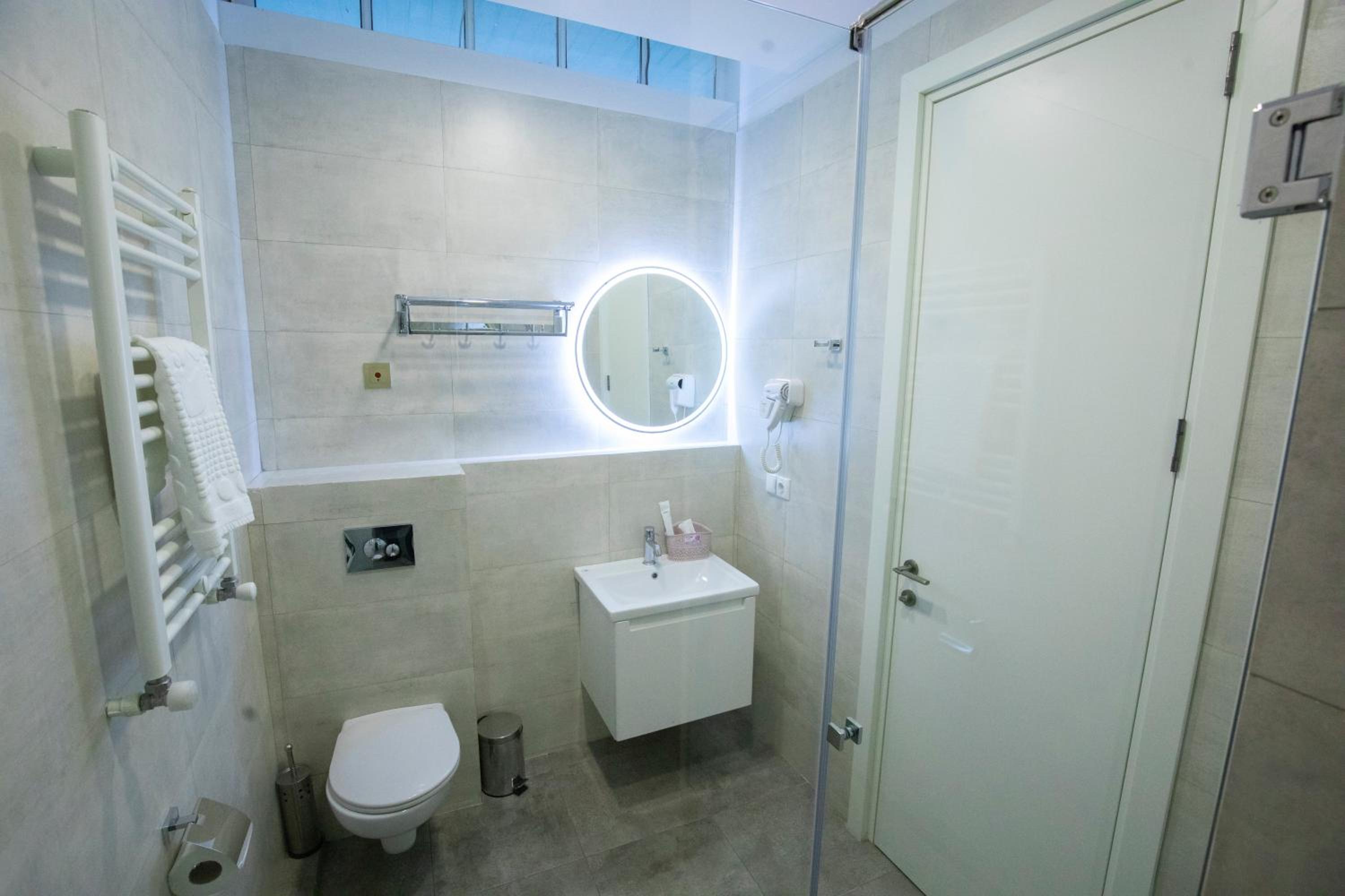 Twin Room with Balcony - Photo 4