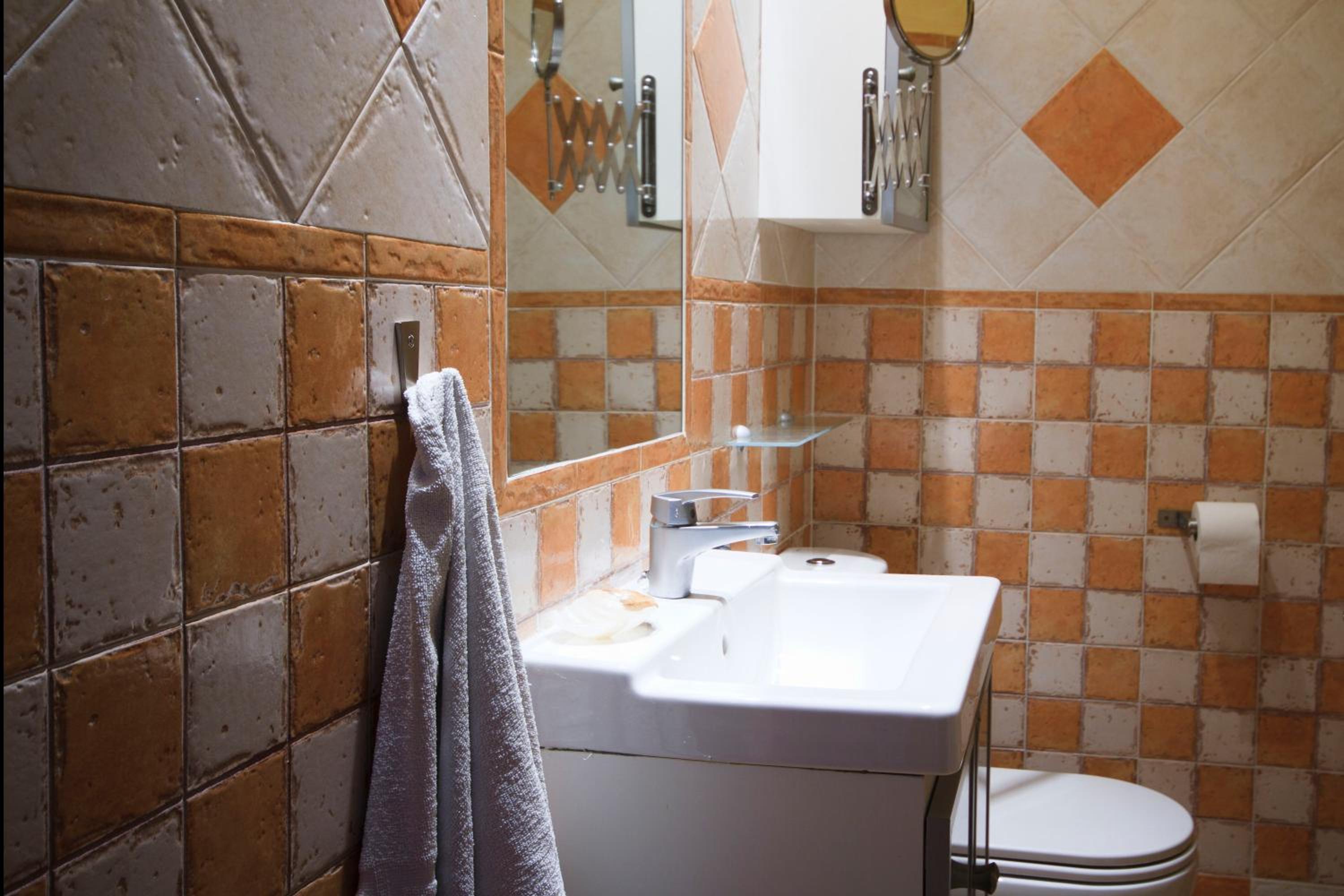 Twin Room - Photo 12