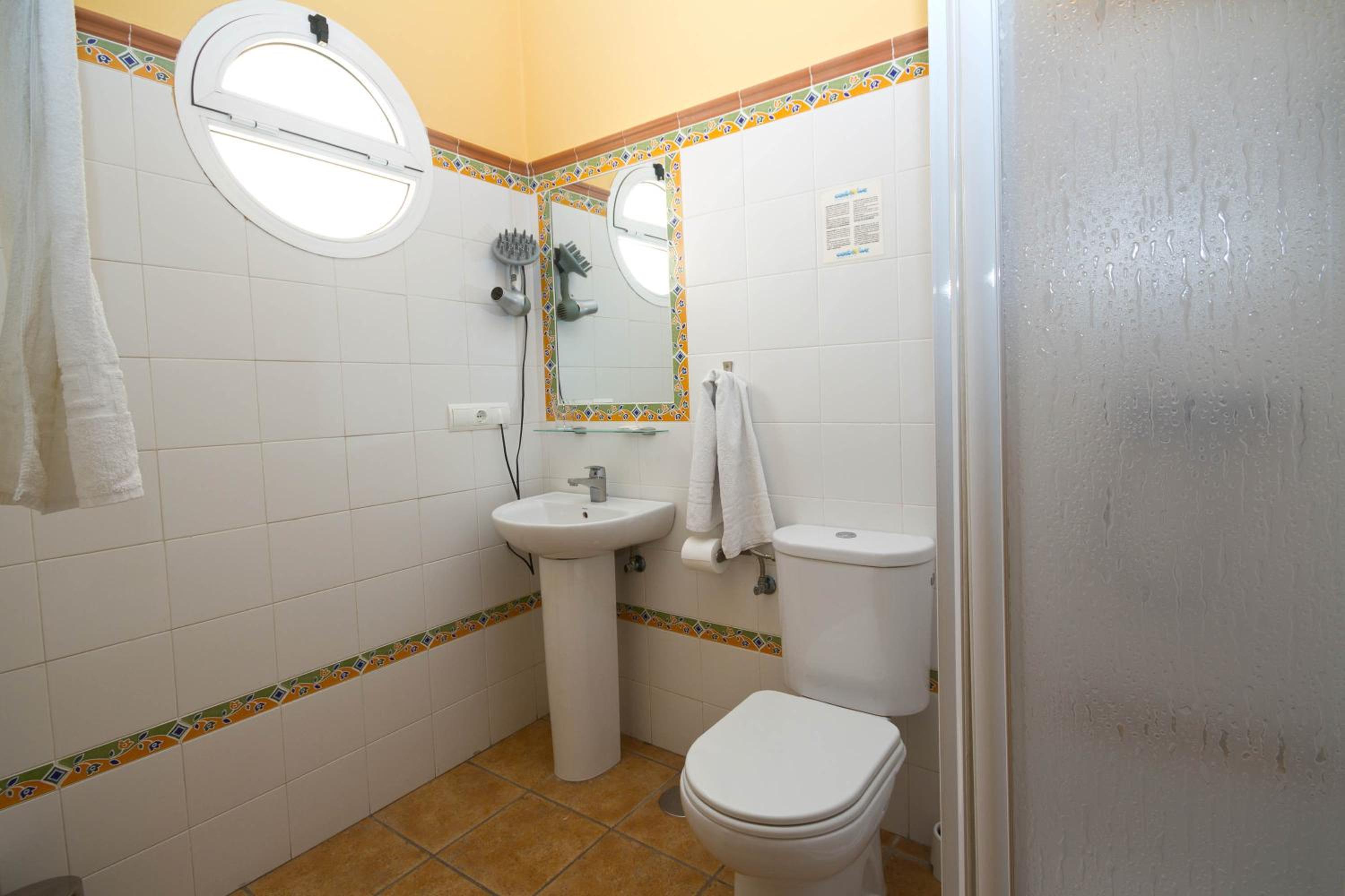 Twin Room - Photo 13