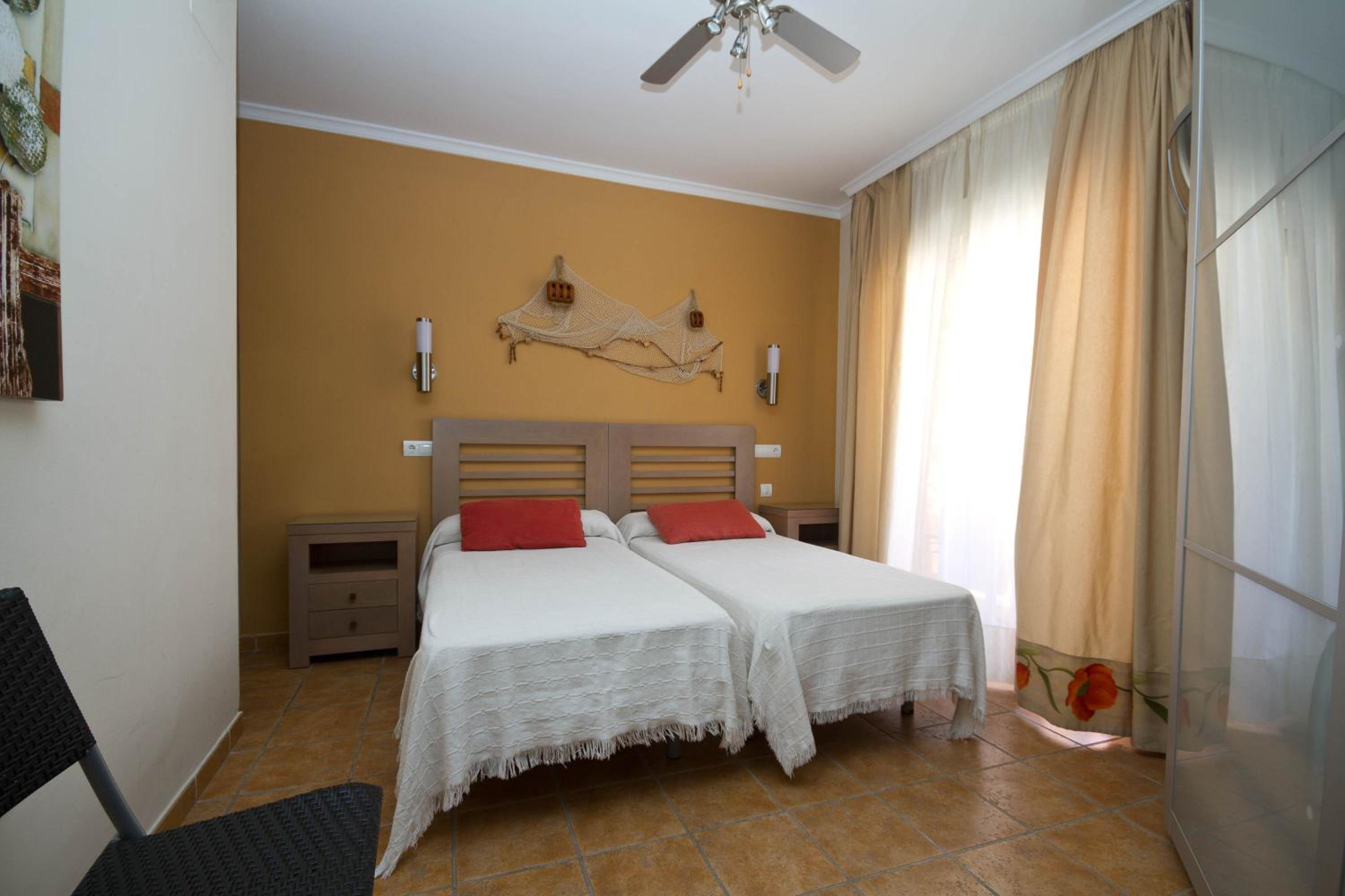Twin Room - Photo 11