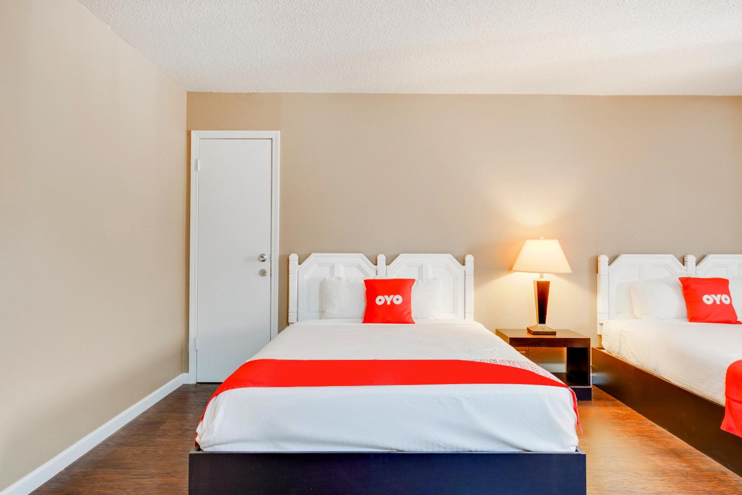 Queen Room with Two Queen Beds - Photo 3