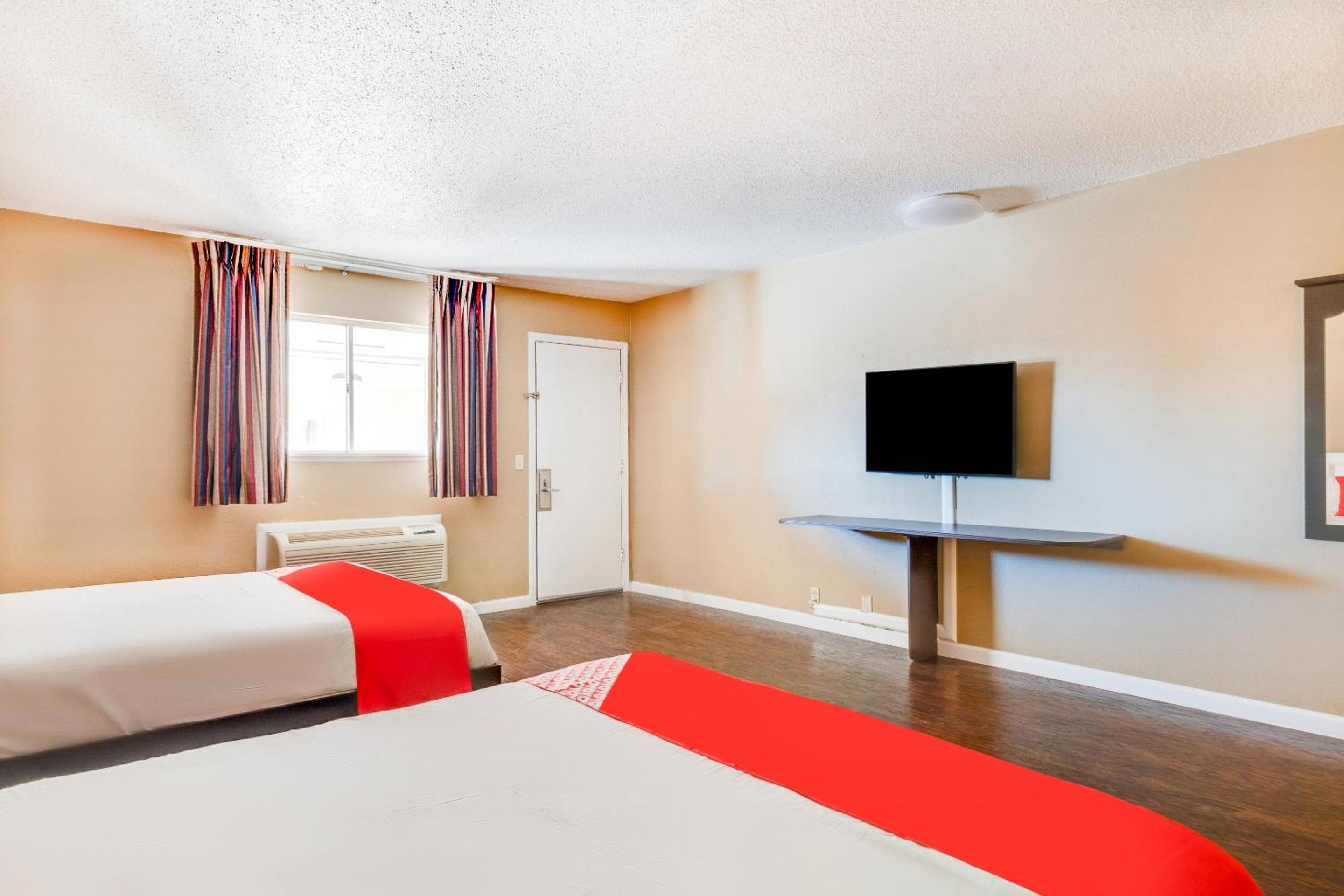 Queen Room with Two Queen Beds - Photo 4