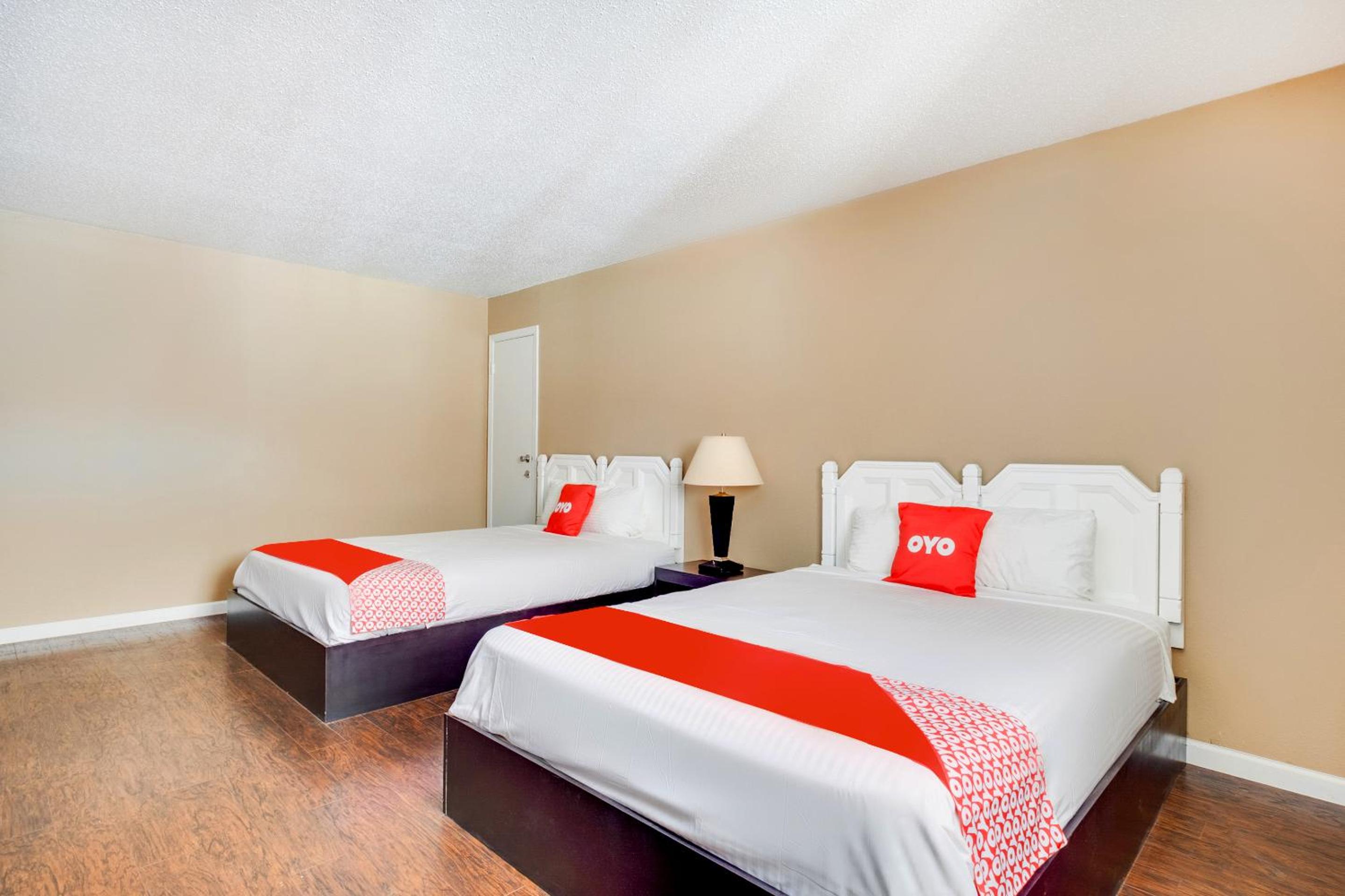 Queen Room with Two Queen Beds - Photo 2