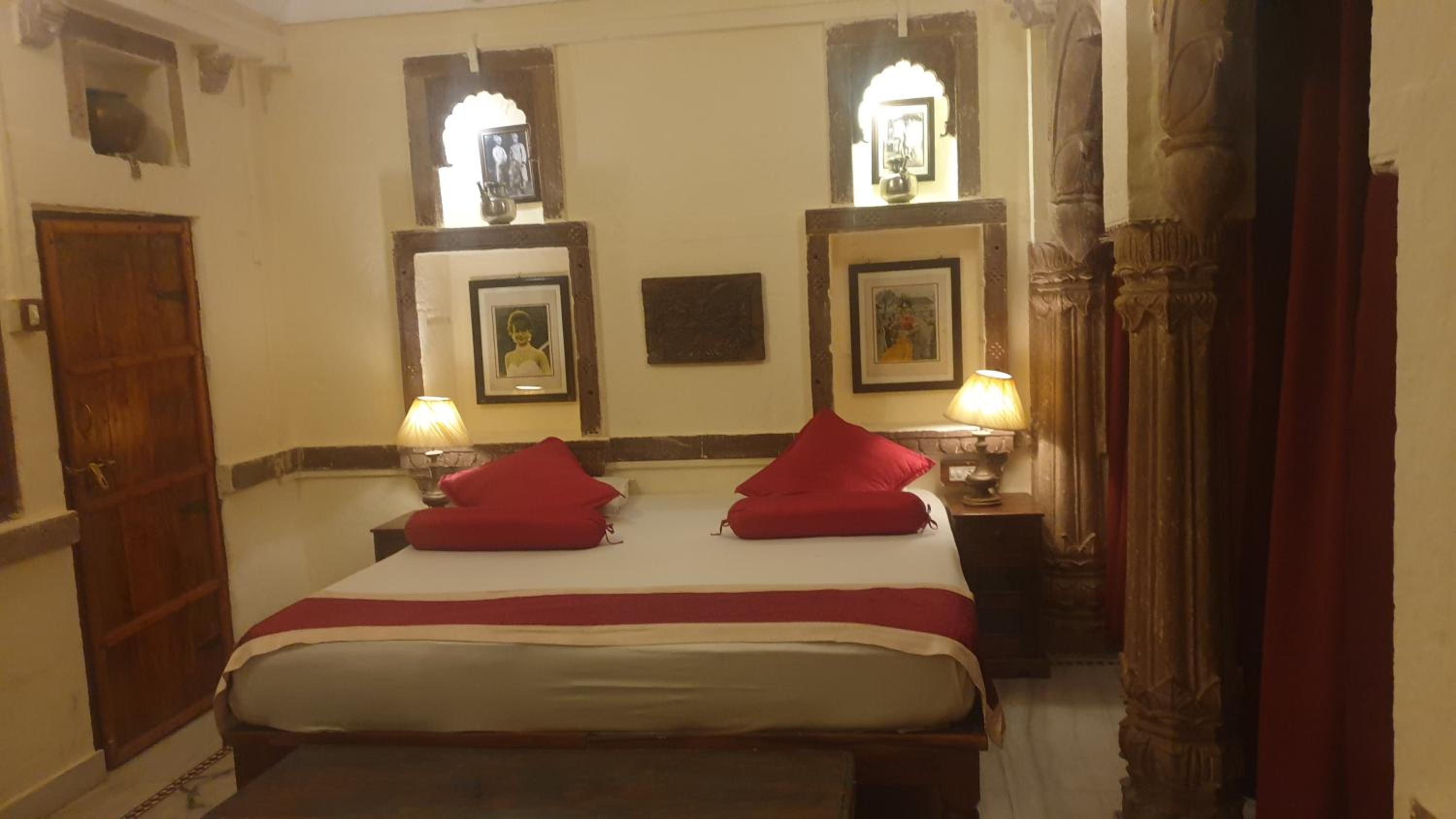King Suite with Balcony - Photo 6