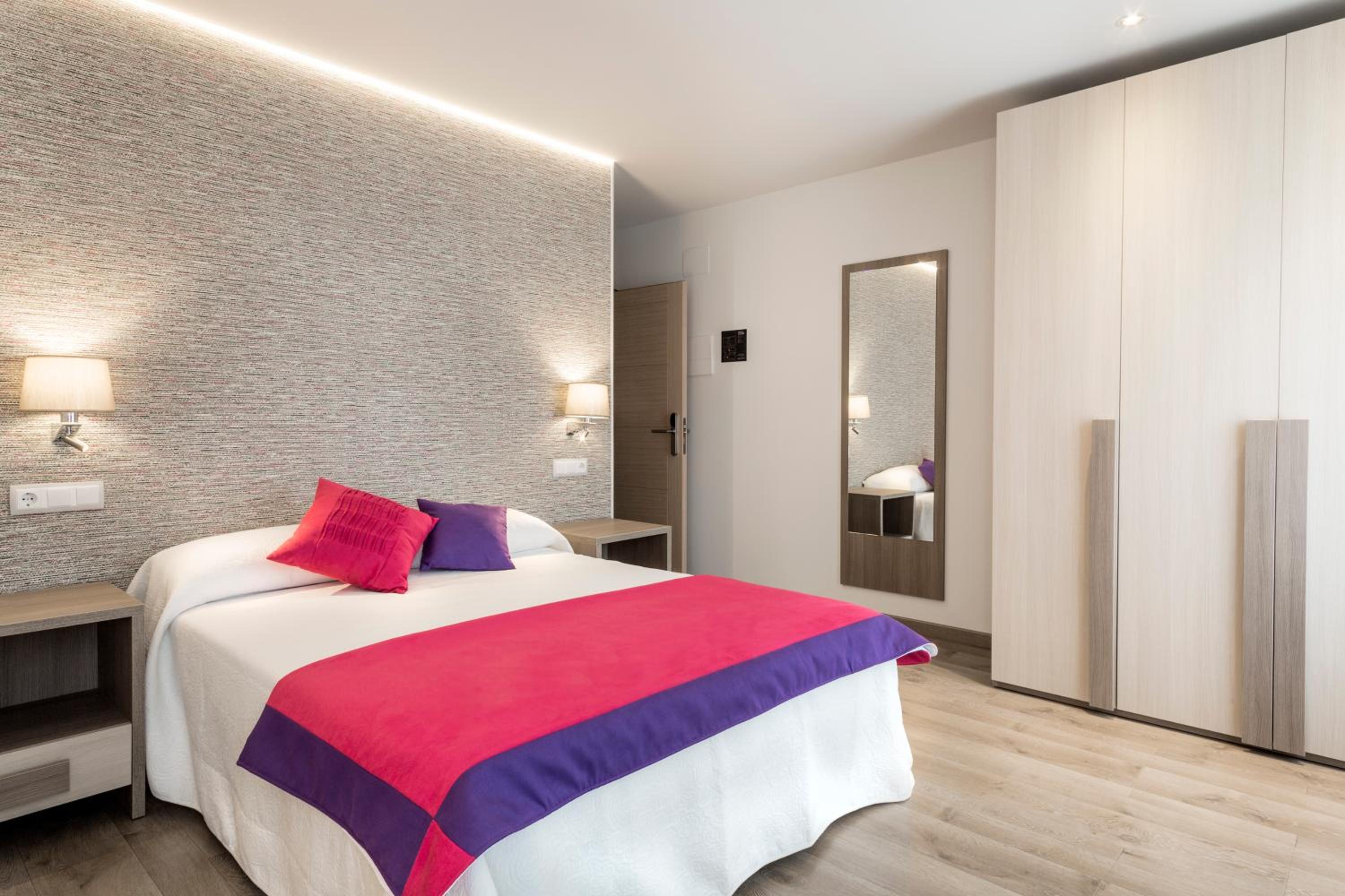 Double or Twin Room - Photo 5