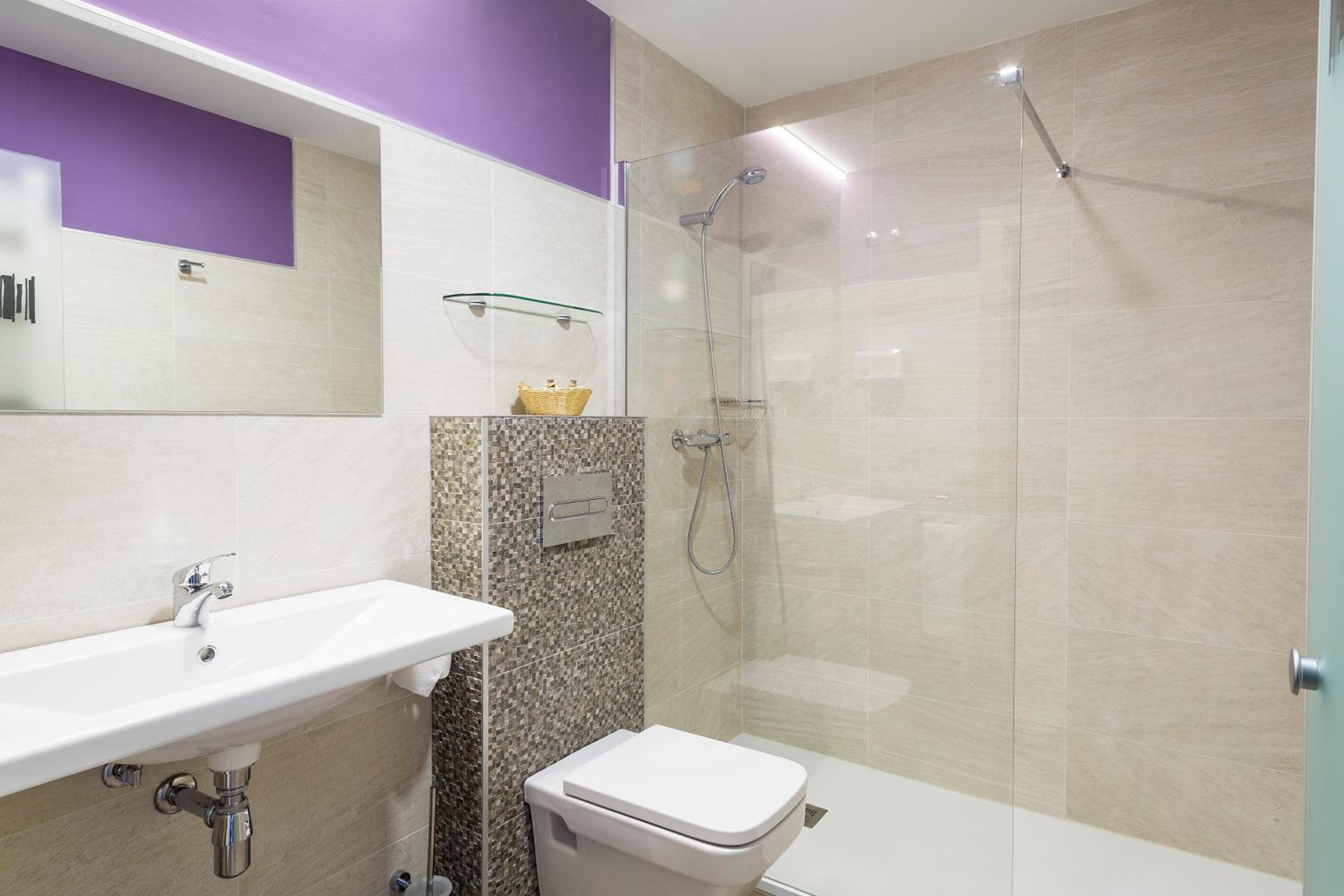 Double or Twin Room - Photo 6