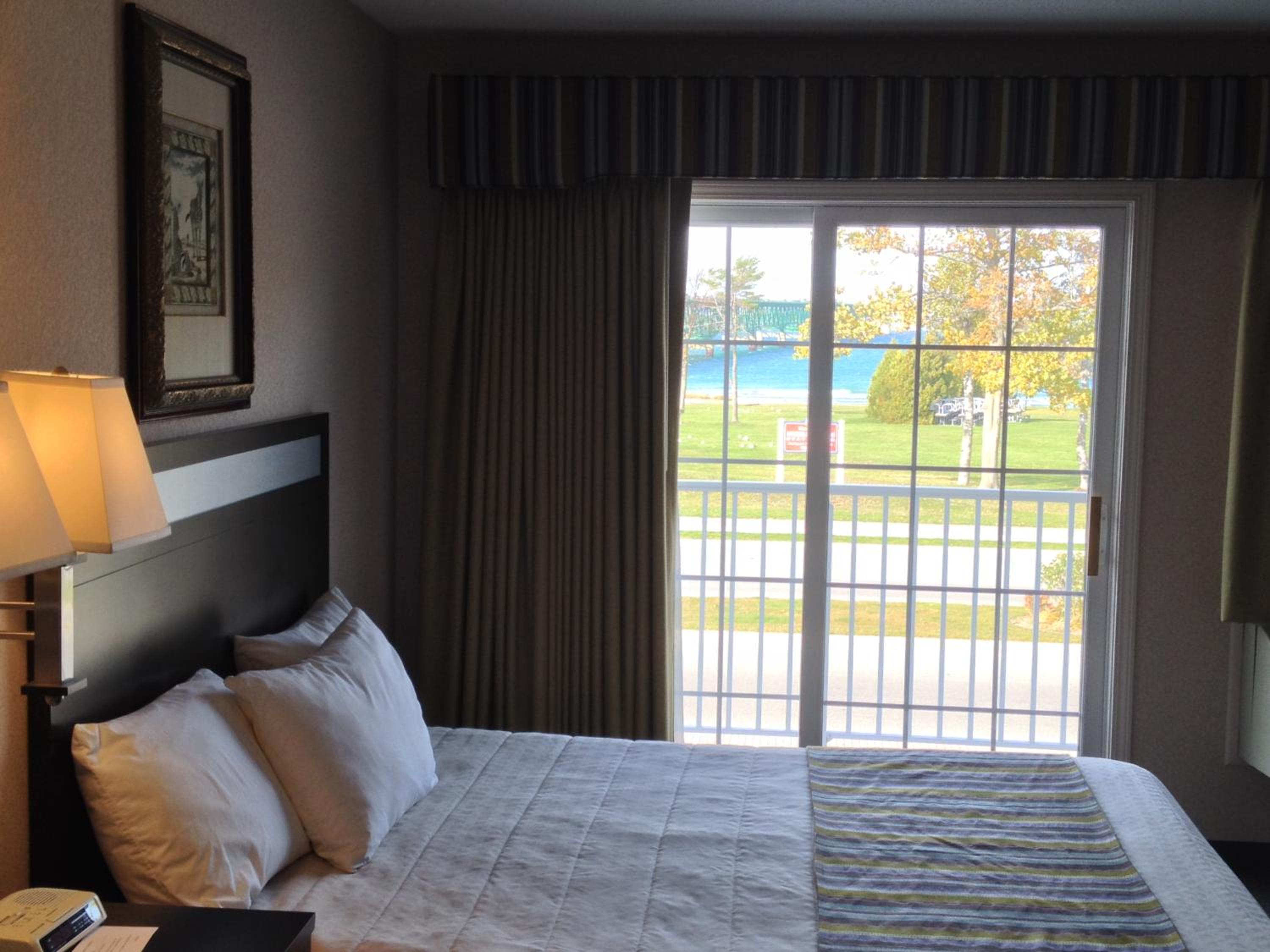 Private Balcony/ Lake and Park View / two Queen beds - Photo 4