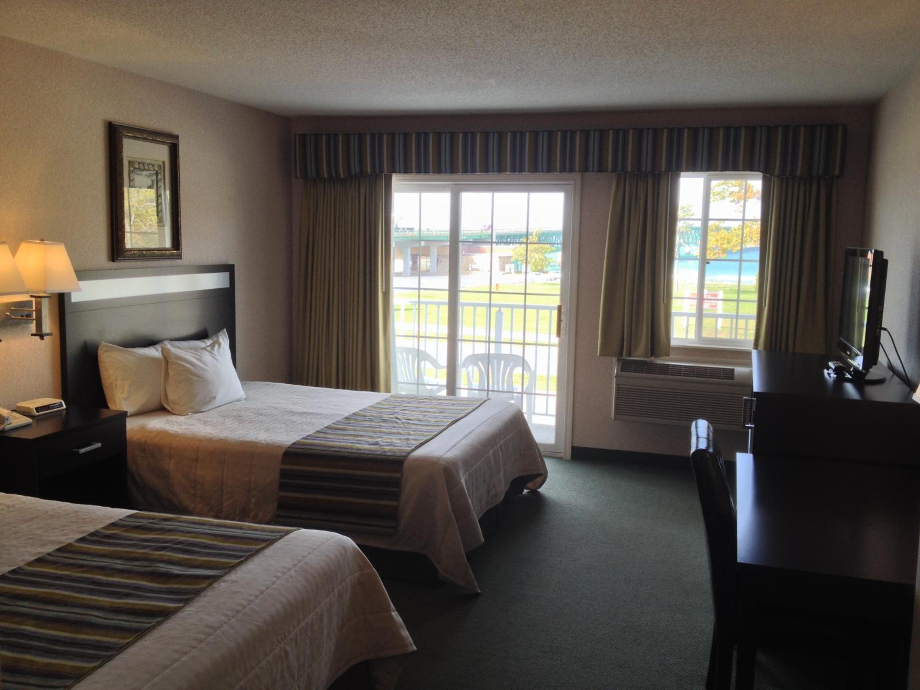 Private Balcony/ Lake and Park View / two Queen beds - Photo 1