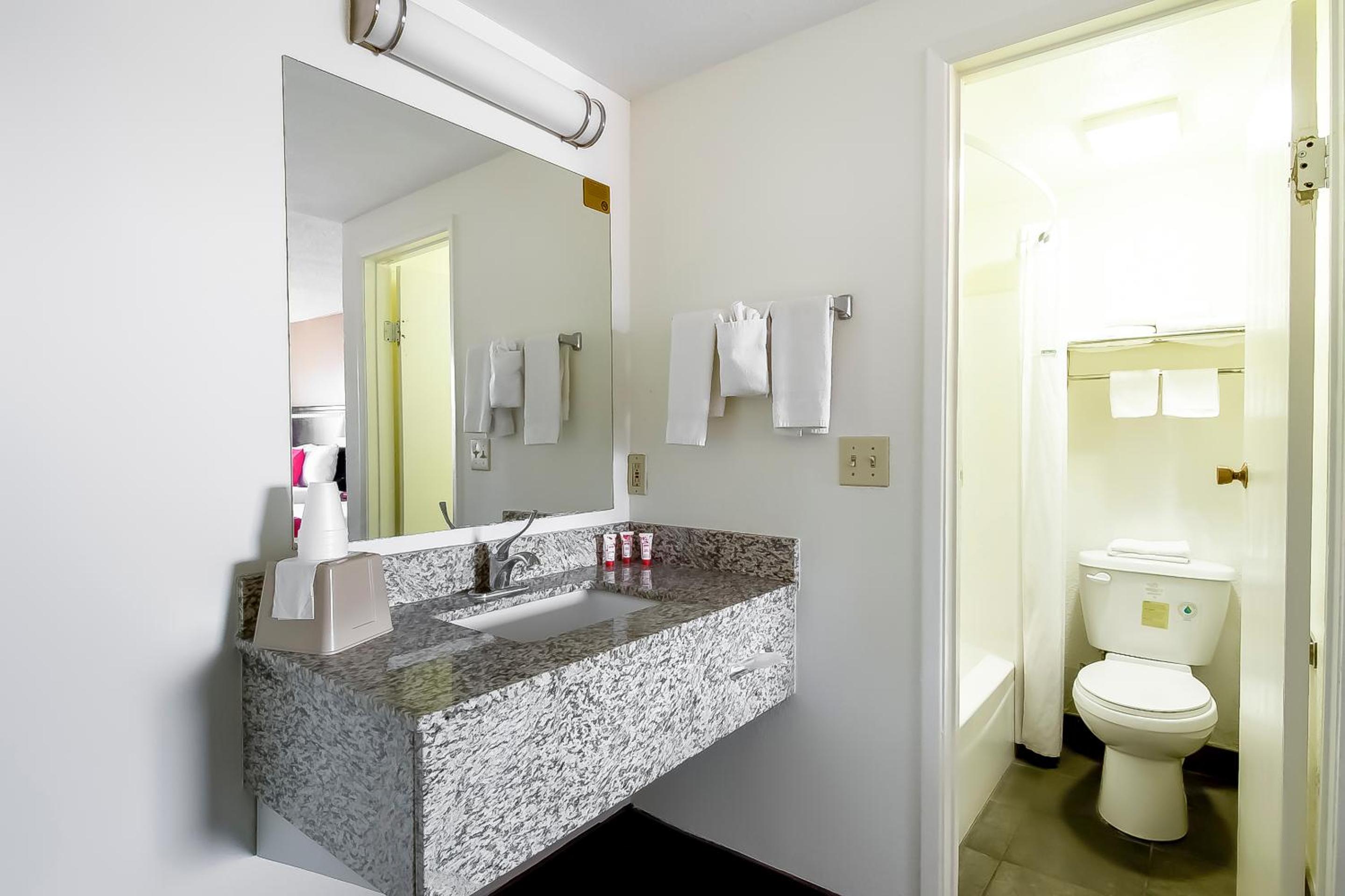 Queen Room - Disability Access photo 2