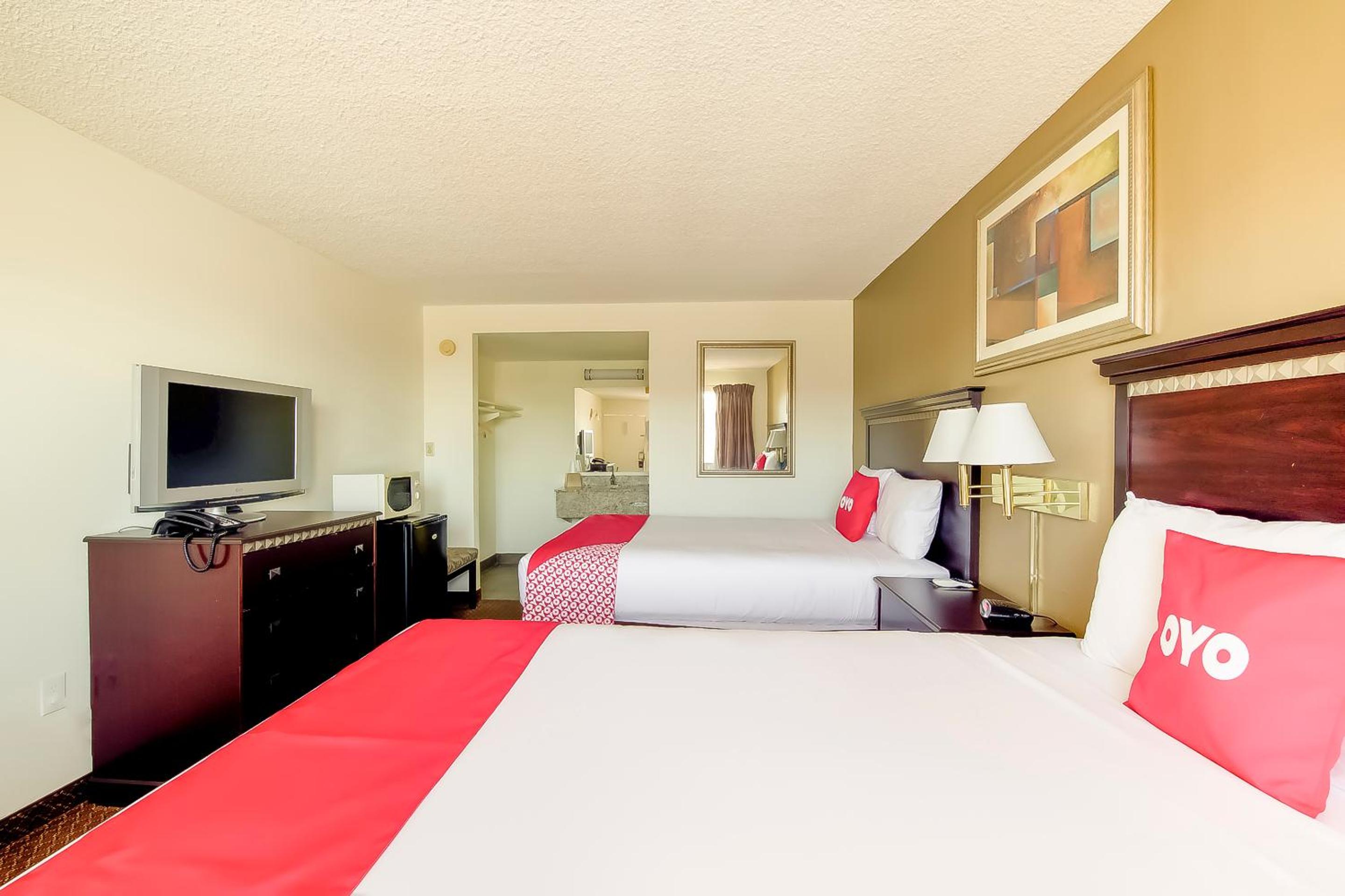 Queen Room with Two Queen Beds photo 3