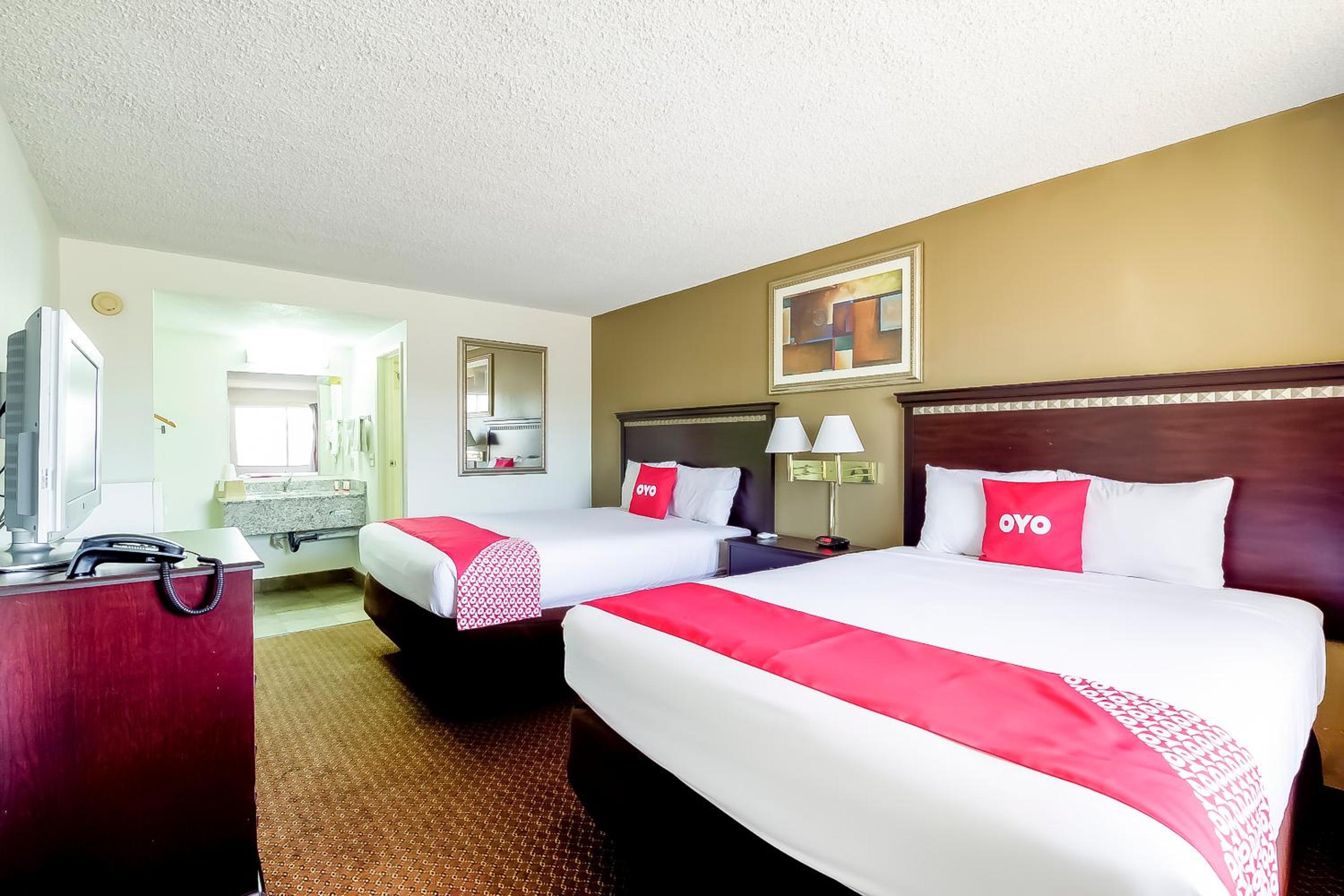Queen Room with Two Queen Beds photo 1