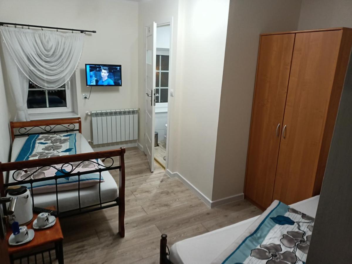 Twin Room with Private Bathroom - Photo 3