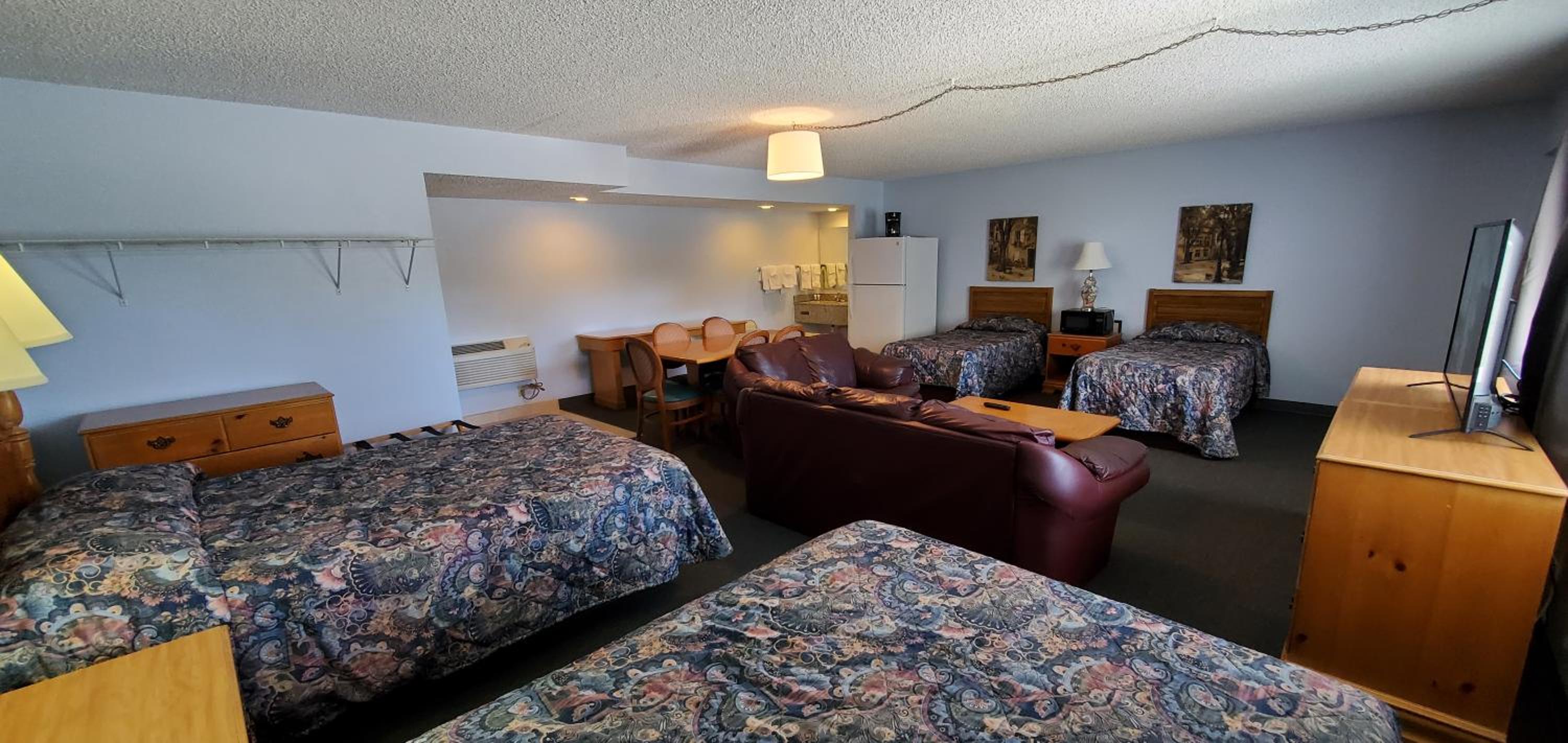 Family Room - Photo 2