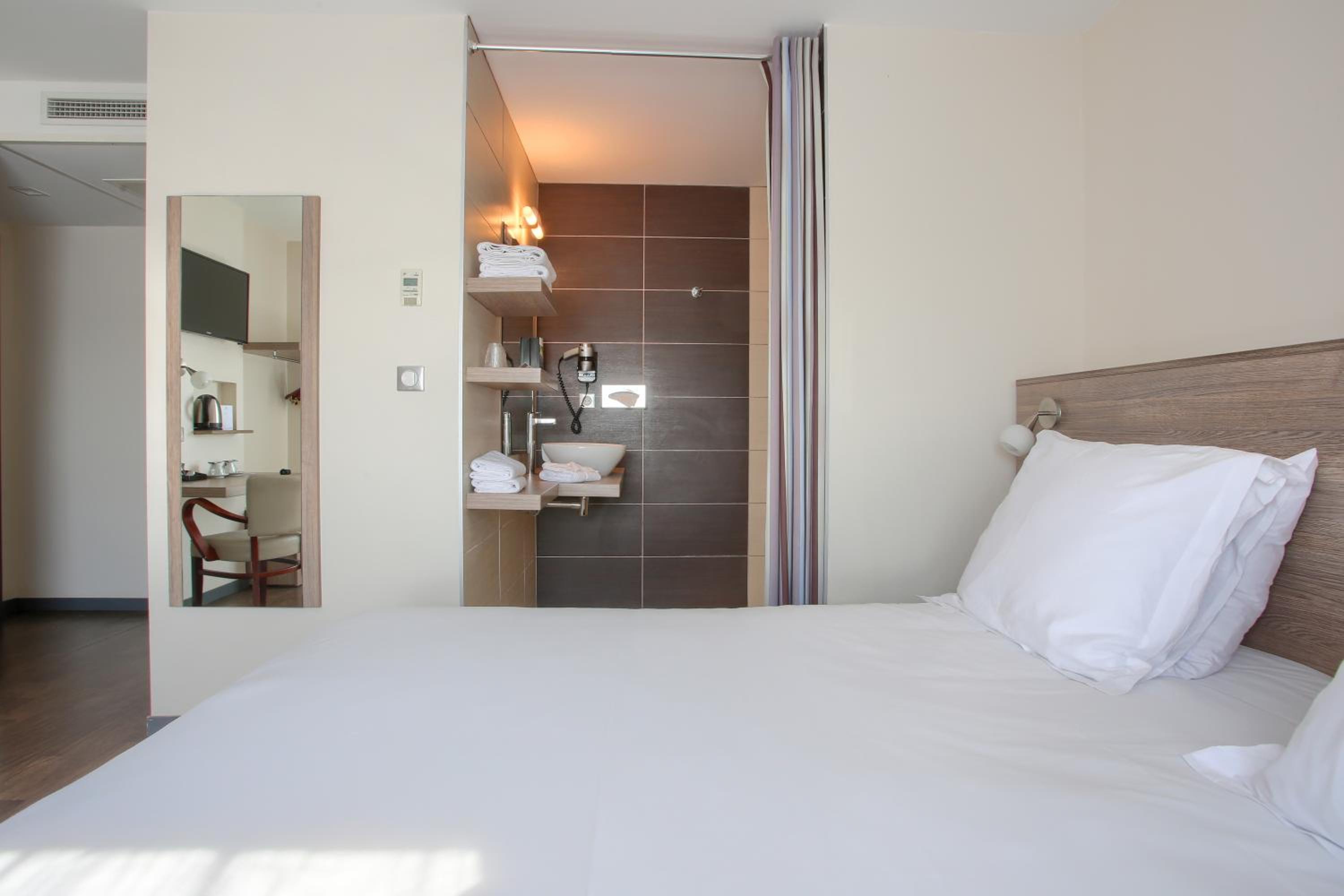 Comfort Queen Room - Photo 3