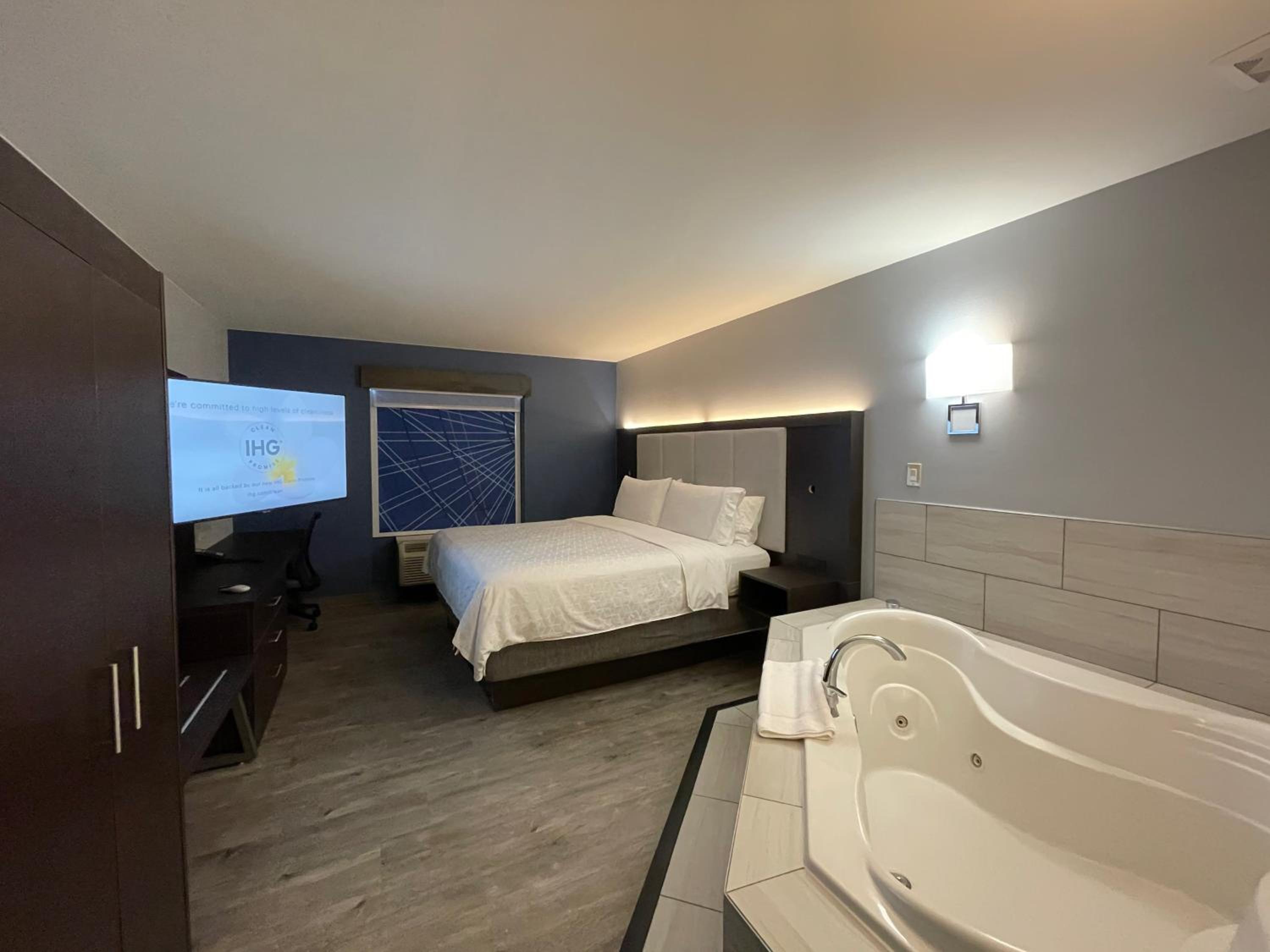King Suite with Spa Bath - Photo 1