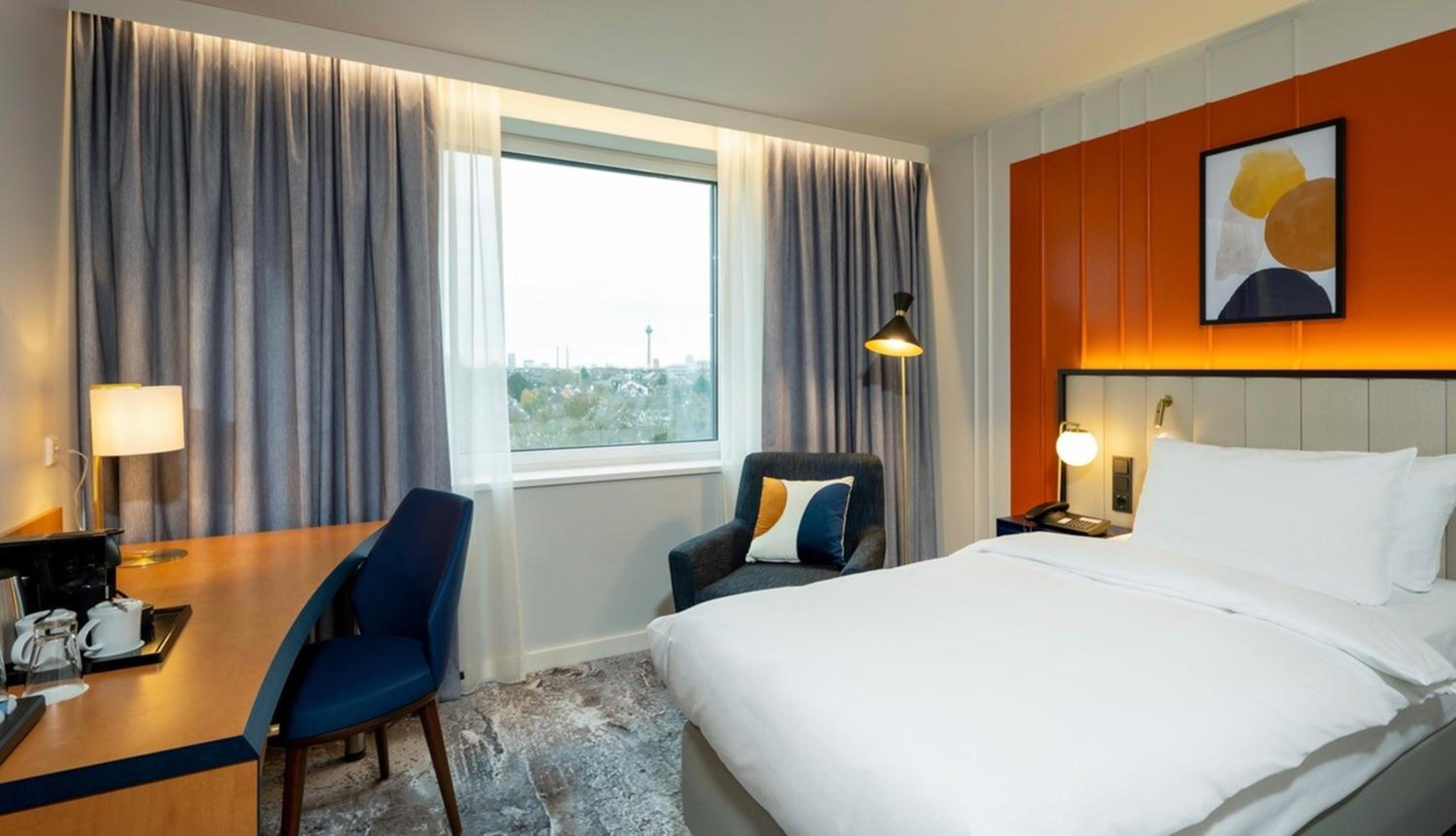 Standard King Room with City View - Photo 12