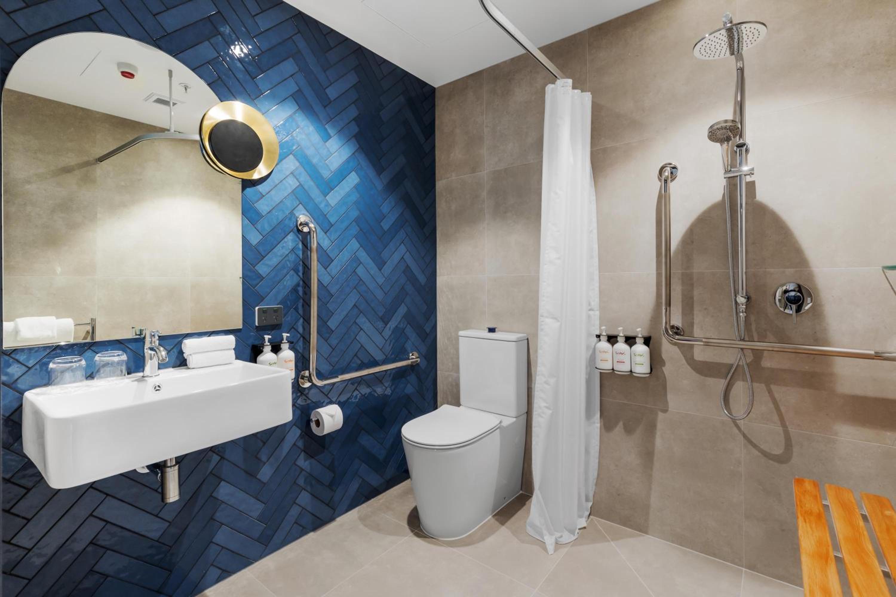 Standard King Room - Accessible - Photo 2