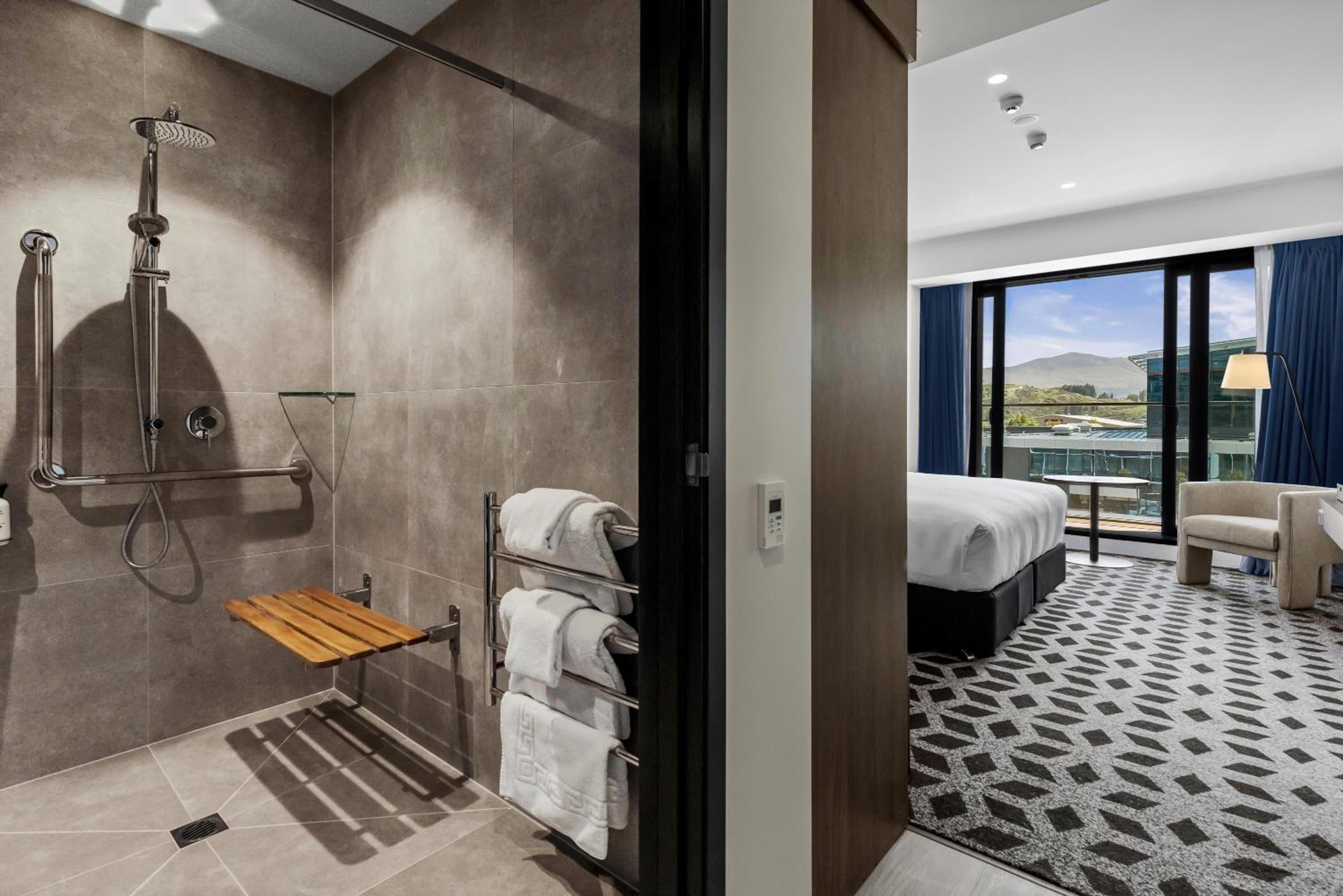 Standard King Room - Accessible - Photo 3