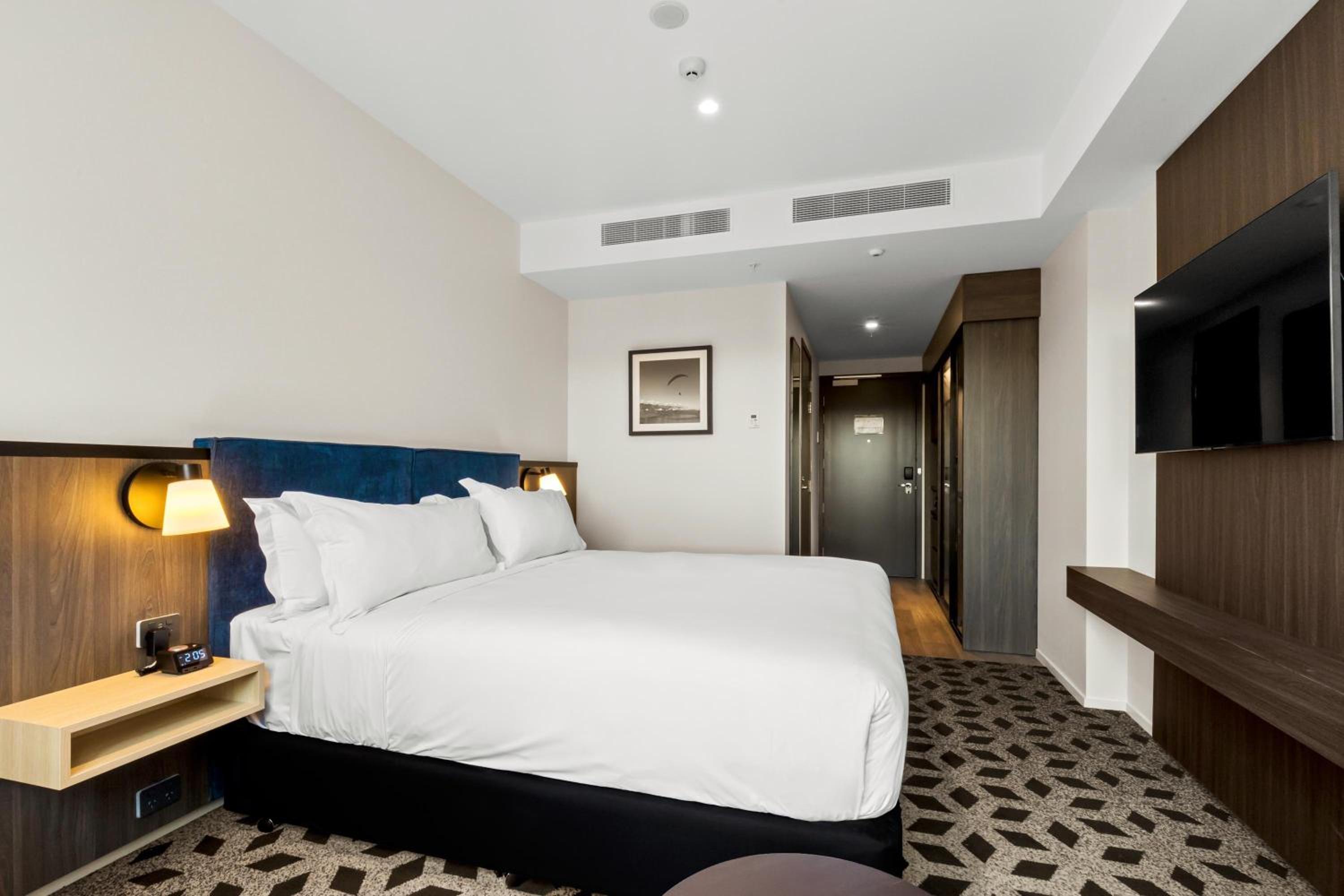 Standard King Room - Photo 10