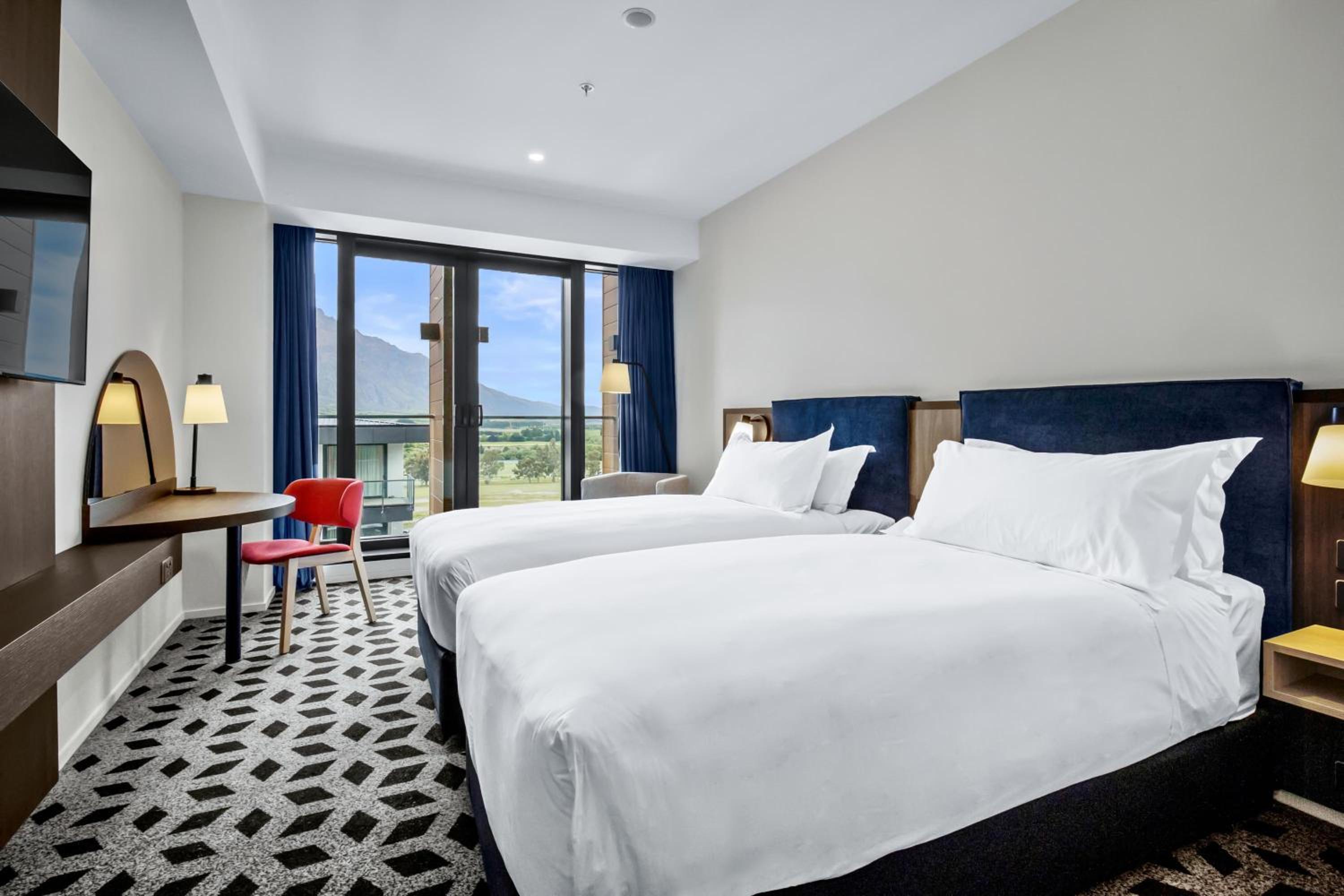 Standard Twin Room with Balcony and Mountain View - Photo 2