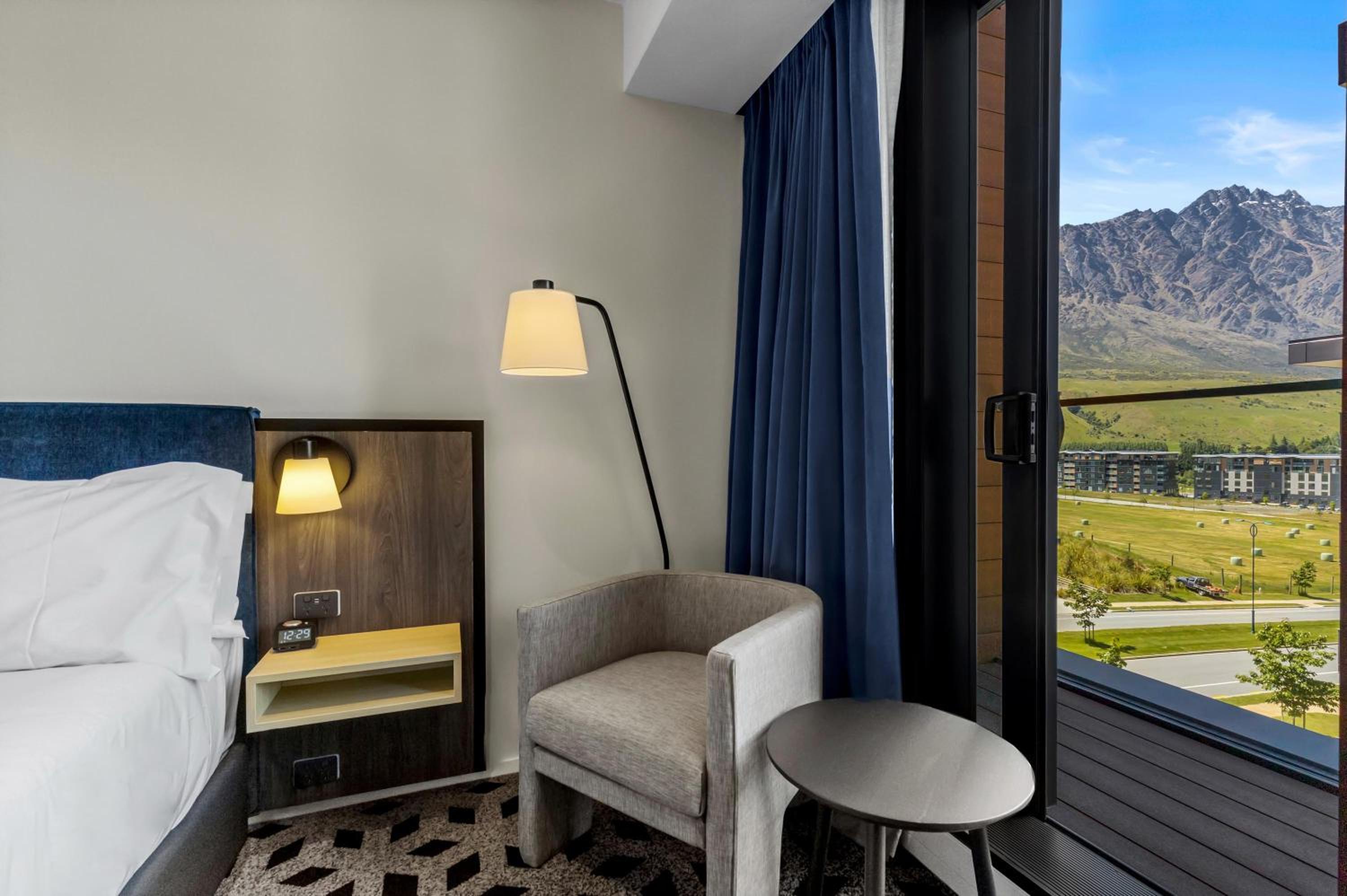 Standard King Room with Balcony and Mountain View - Photo 10