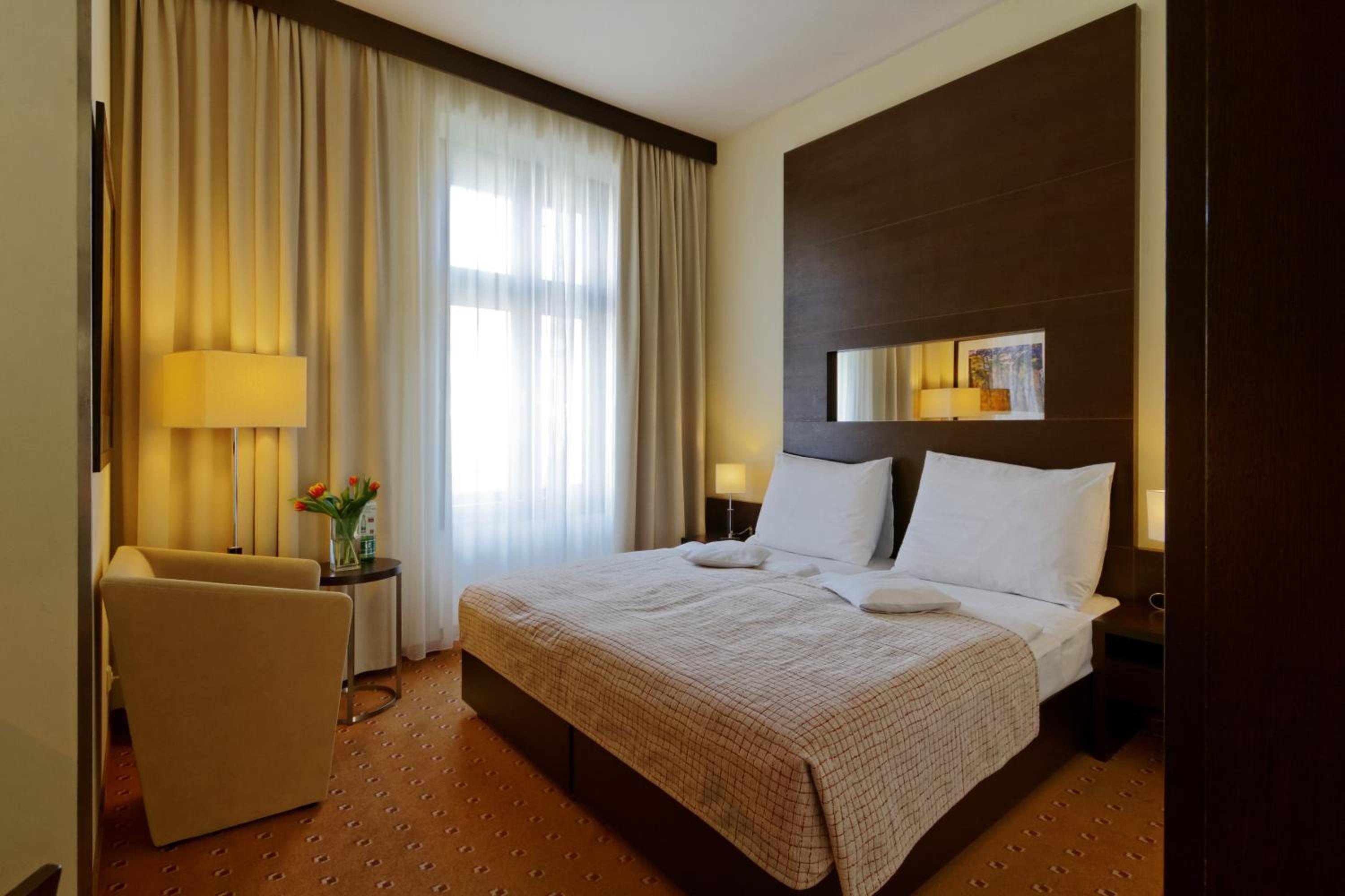 Available room thumbnail 6