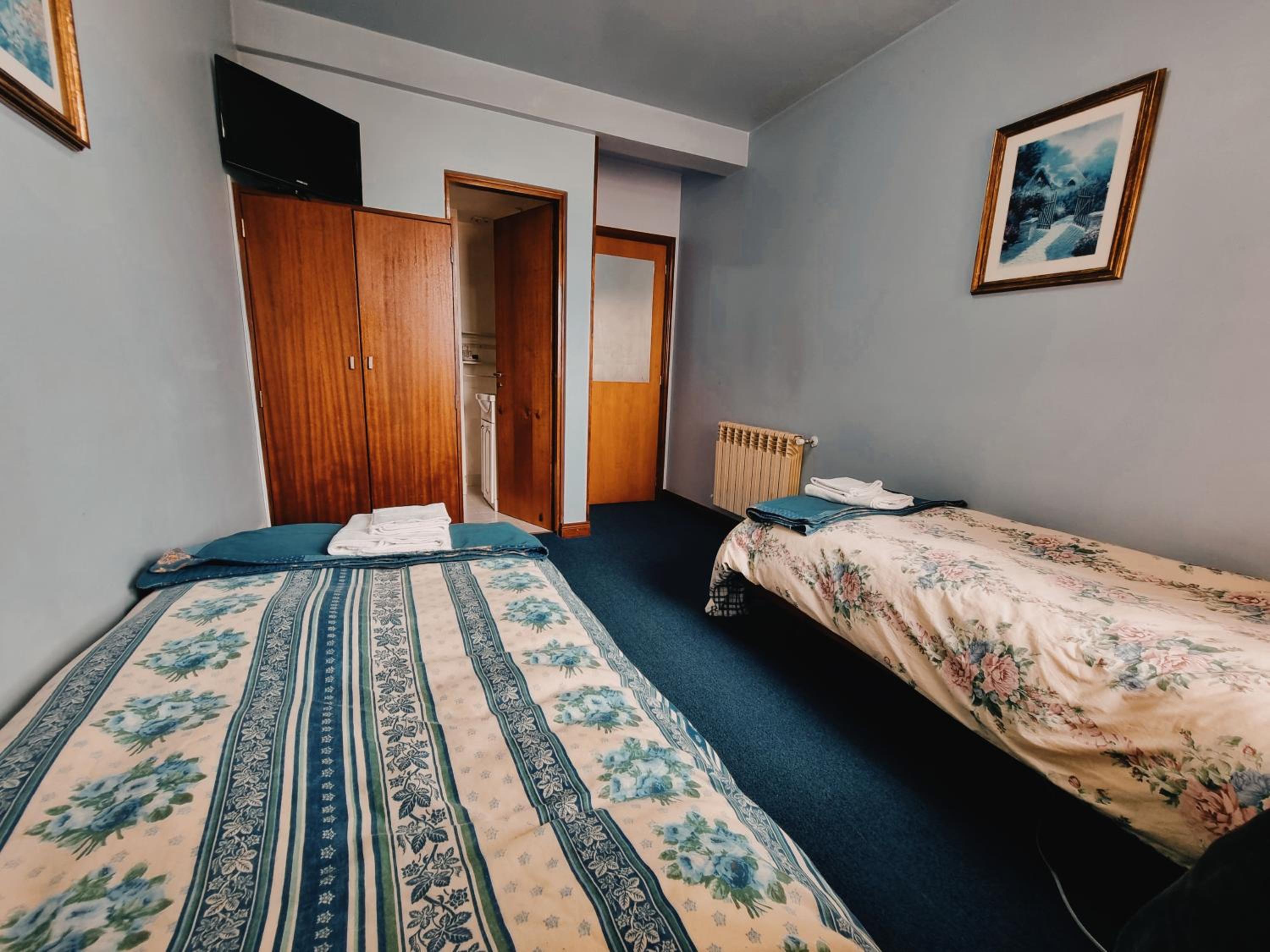 Twin Room with Private Bathroom photo 3