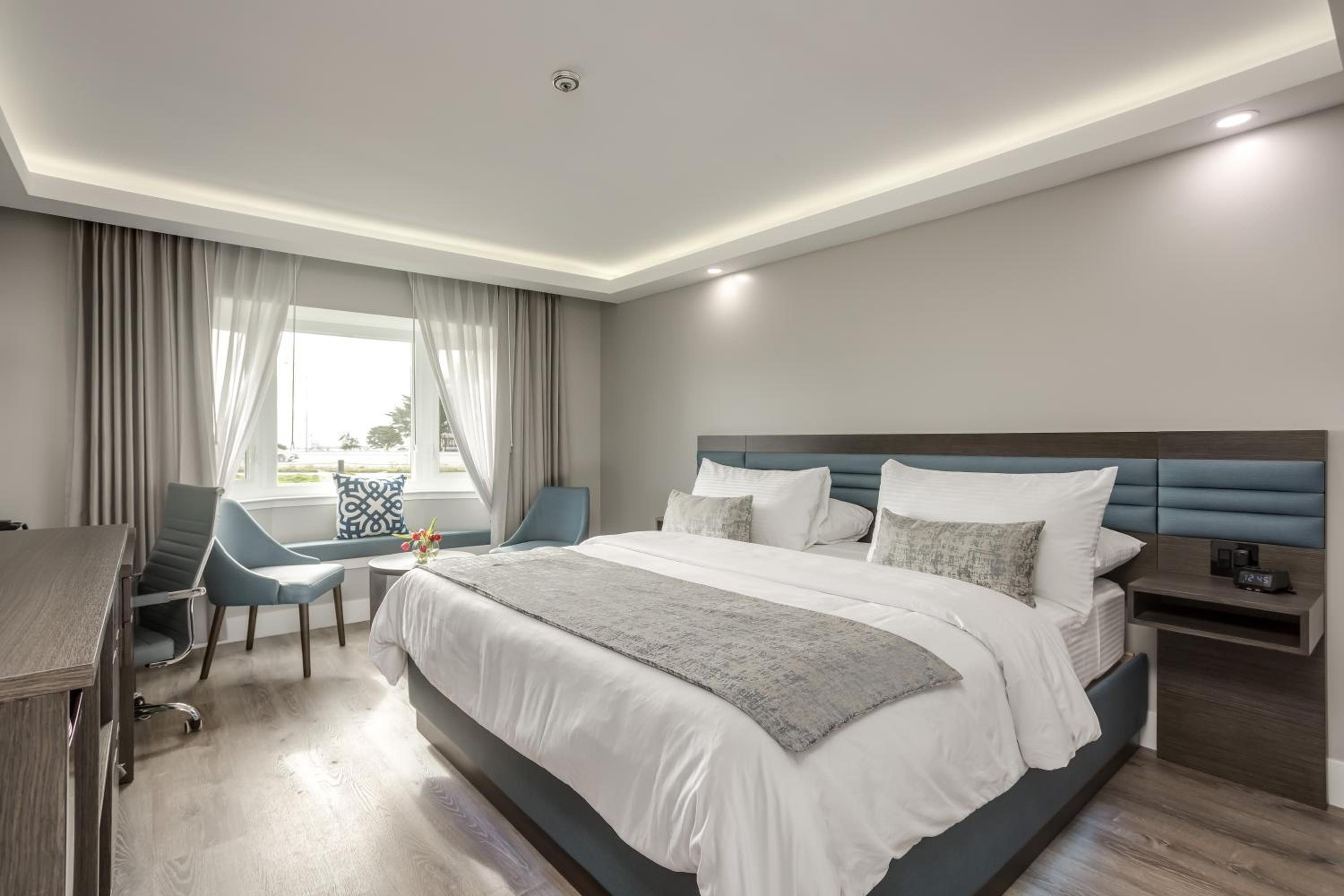 Deluxe Queen Room - Photo 13