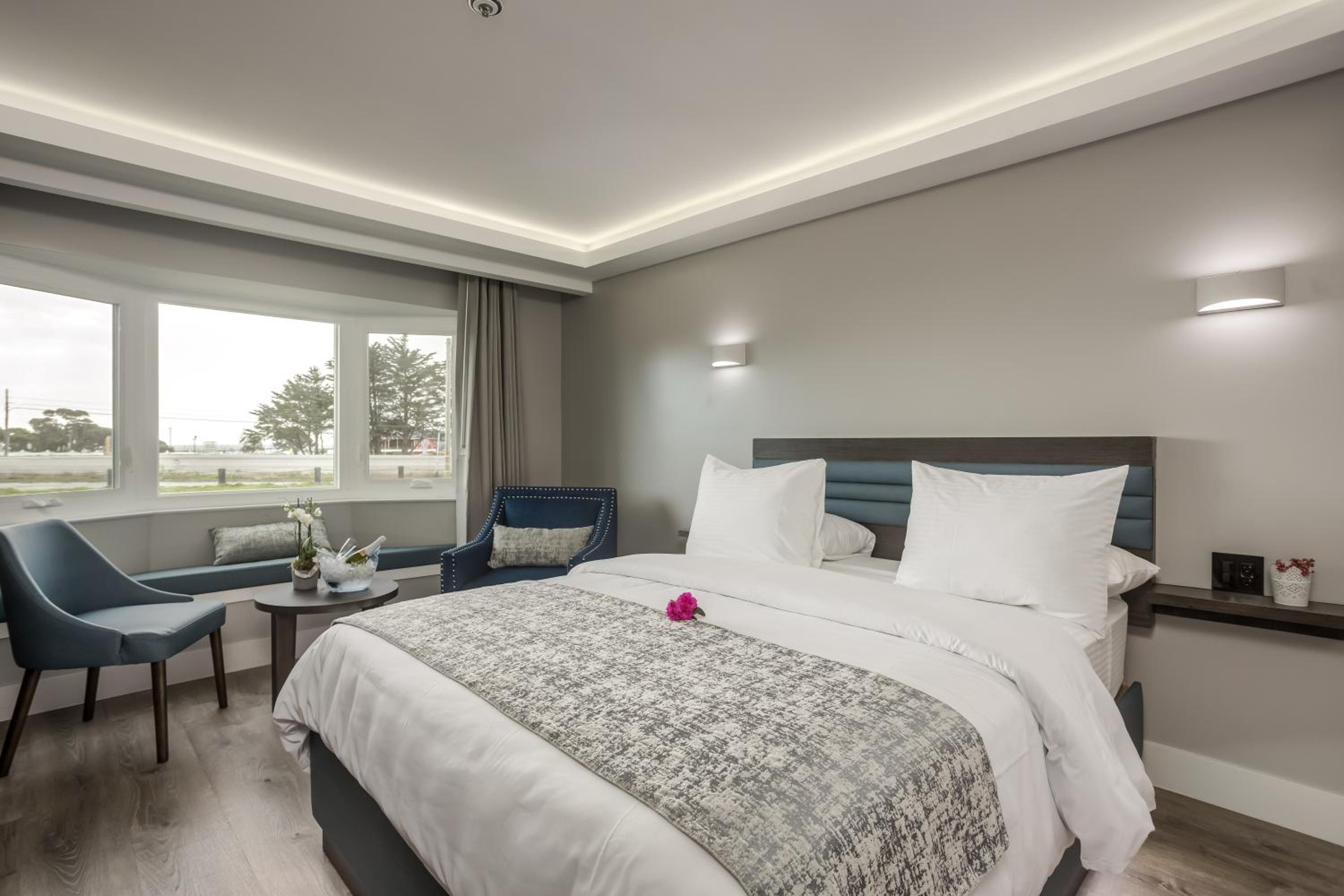 Deluxe Queen Room - Photo 12