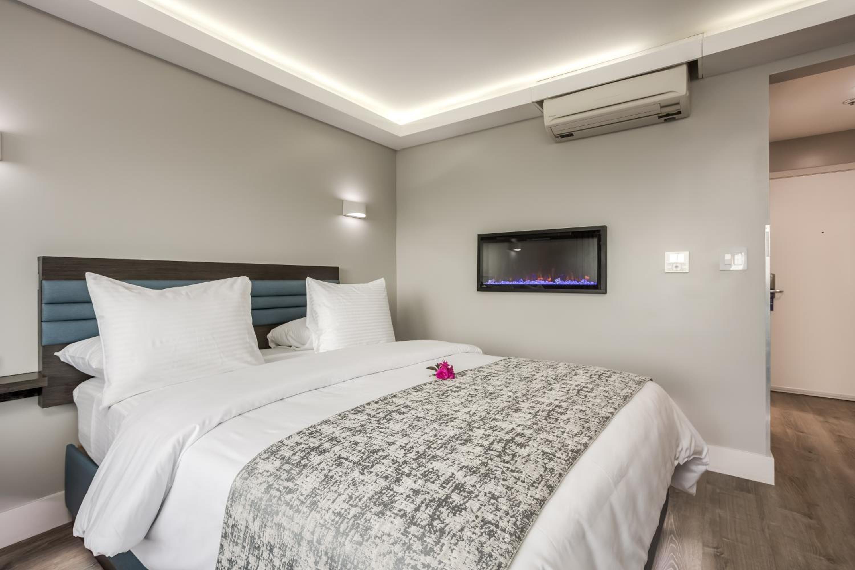 Deluxe Queen Room - Photo 16