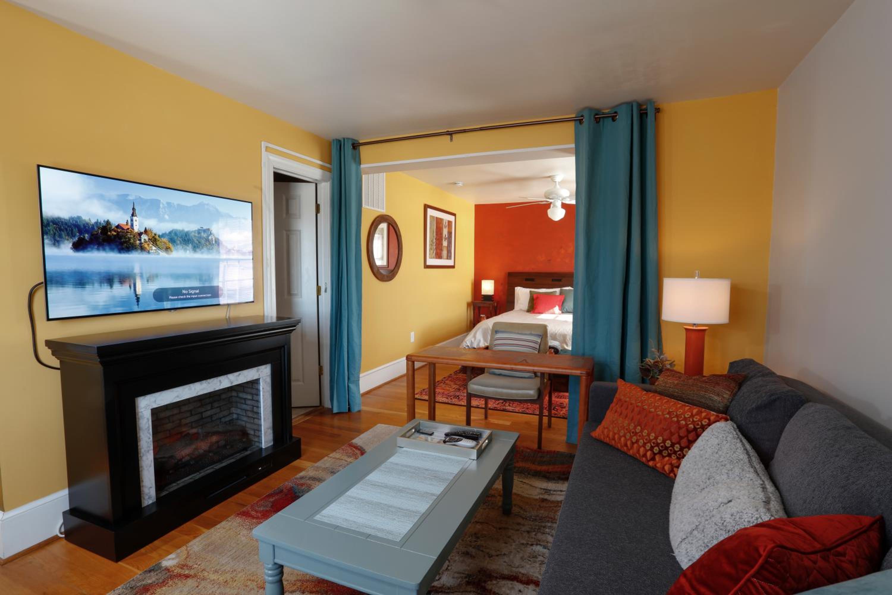 Deluxe King Suite - Photo 1