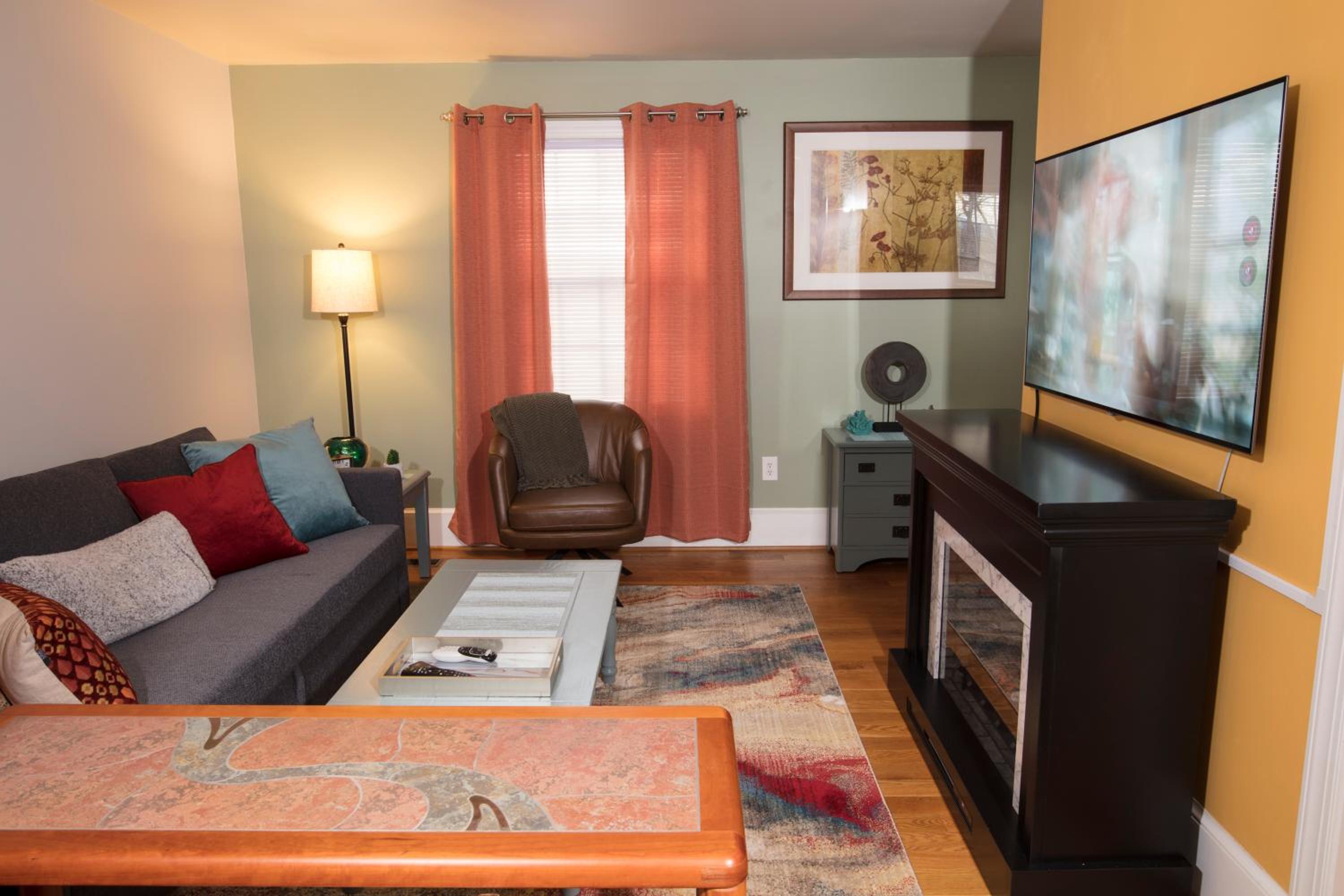 Deluxe King Suite - Photo 11