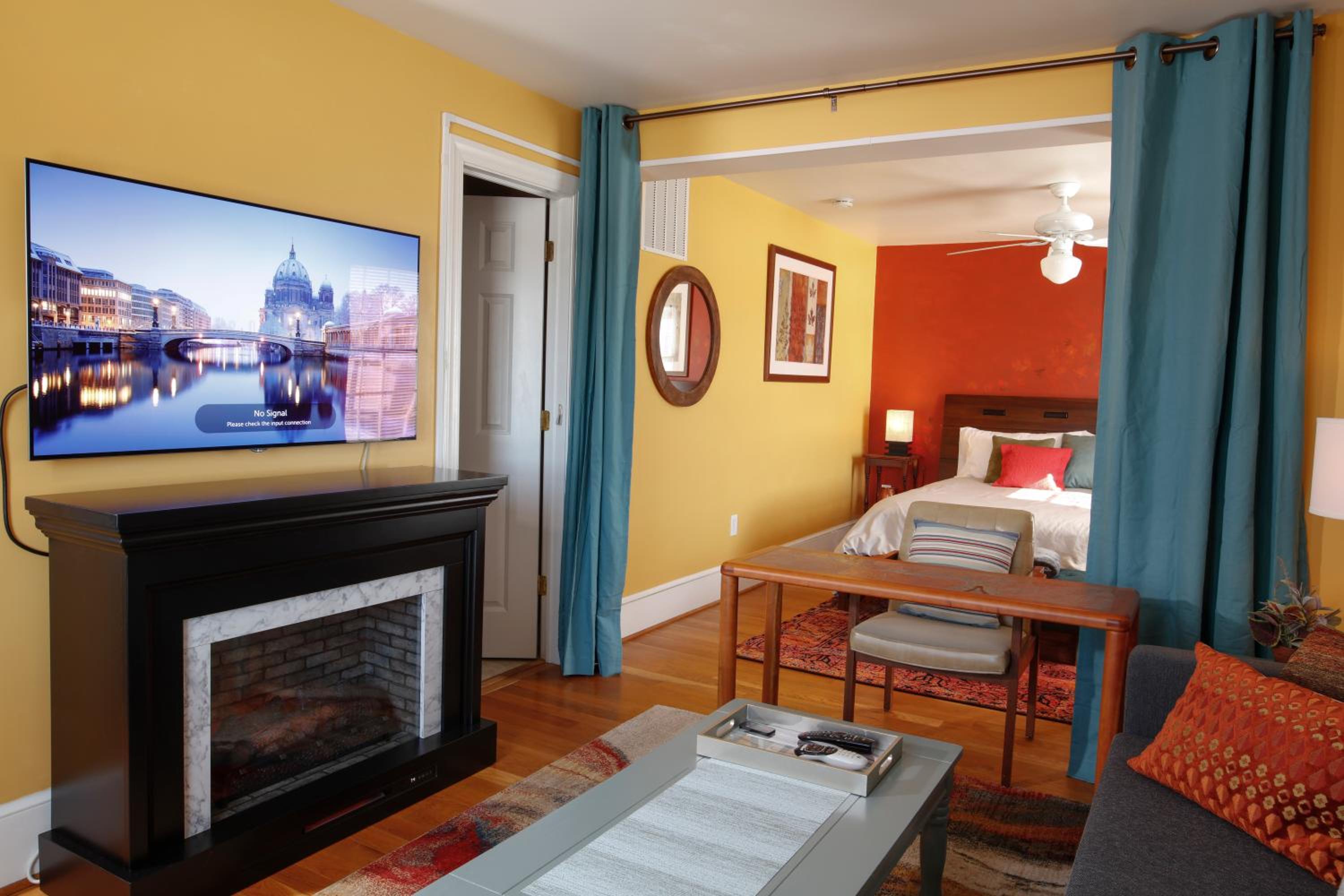 Deluxe King Suite - Photo 10