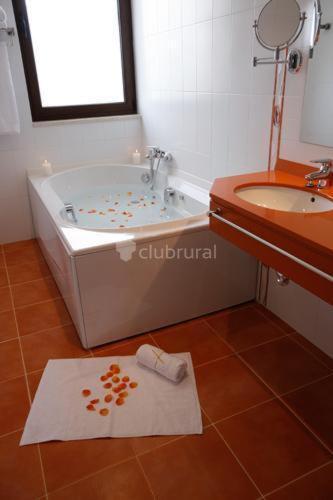Queen Room with Spa Bath photo 3