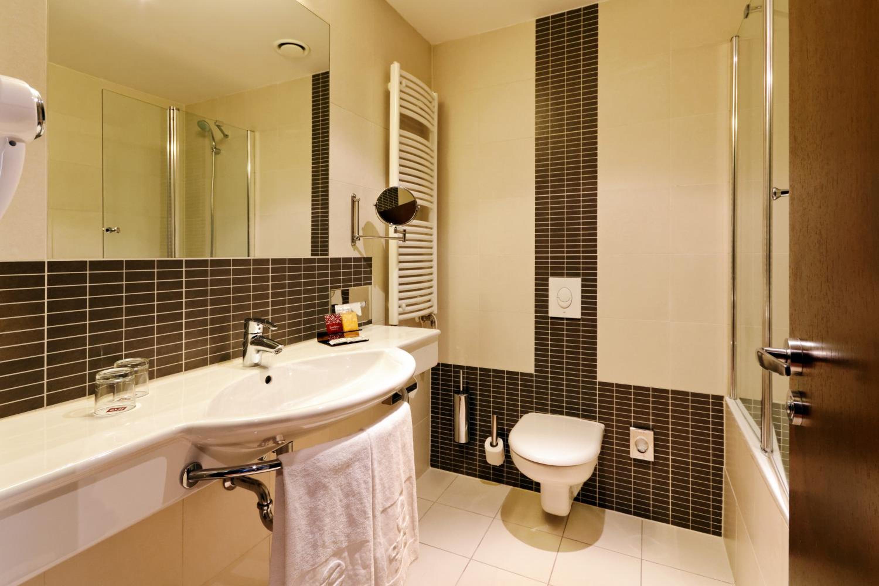 Available room thumbnail 6