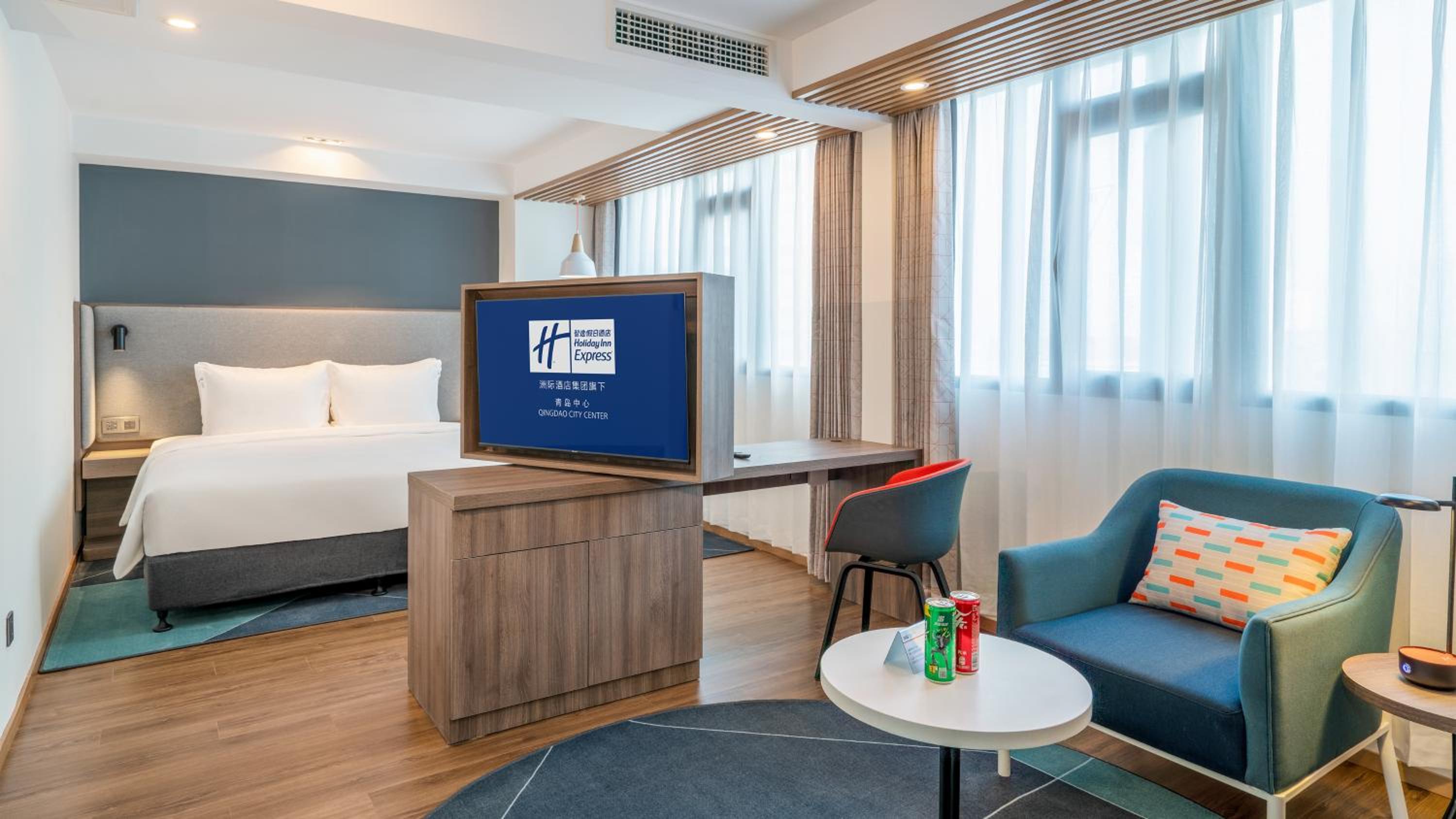 Standard King Room with Sofa Bed - Photo 4
