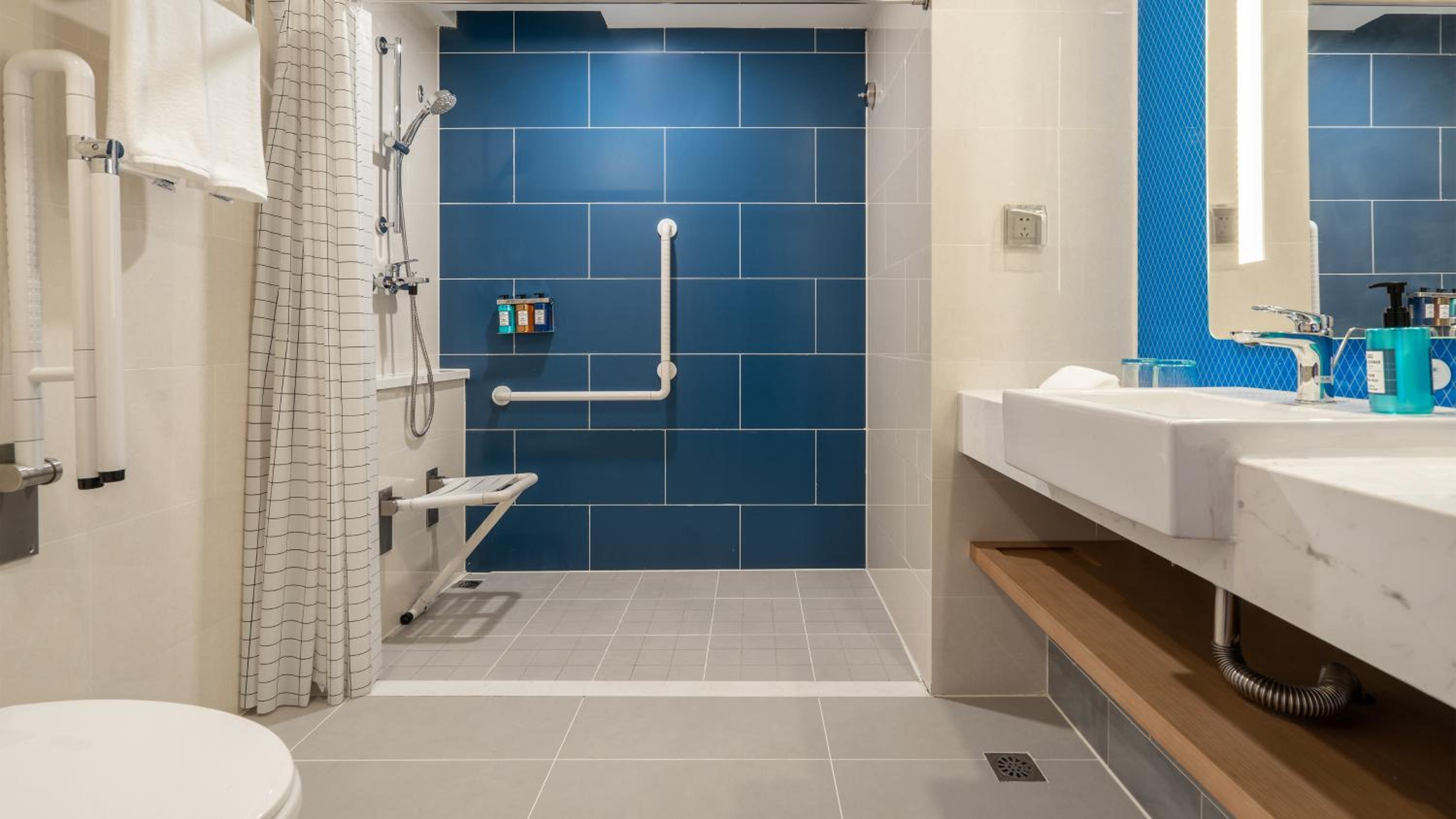 Standard King Room - Disability Access - Photo 4