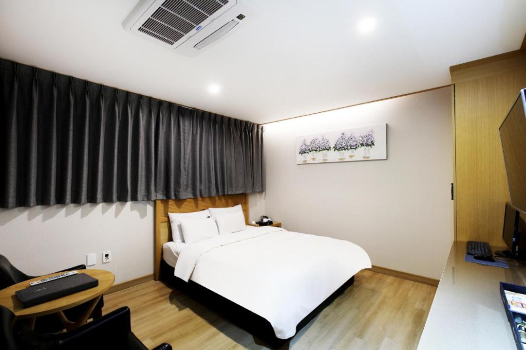 Queen Room photo 1