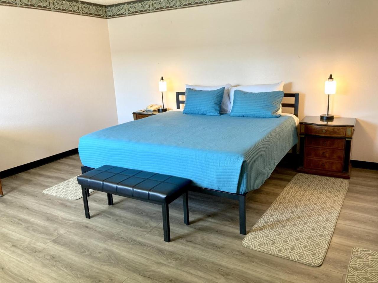 Deluxe King Room - Photo 6