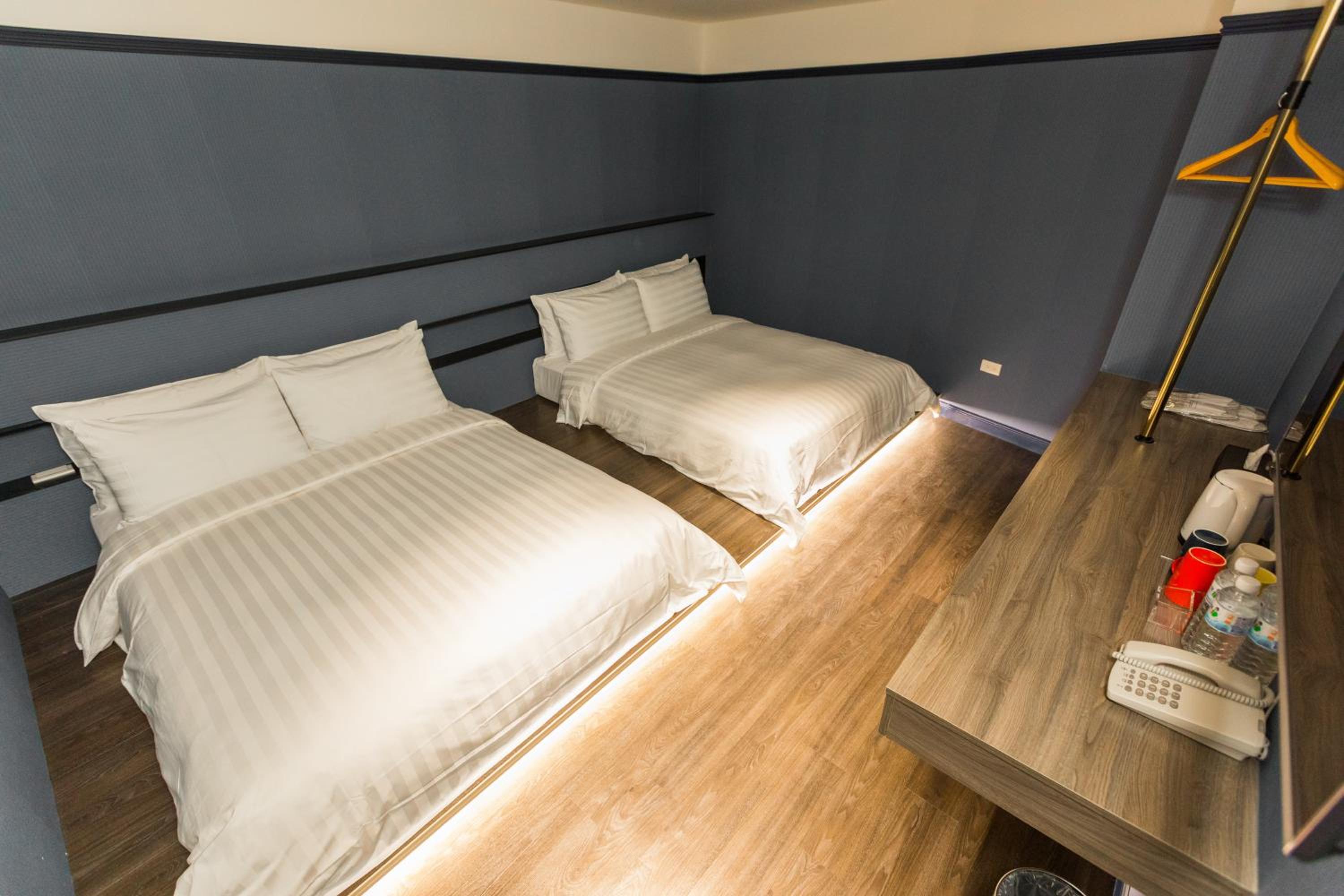 Standard Quadruple Room-No Window photo 2