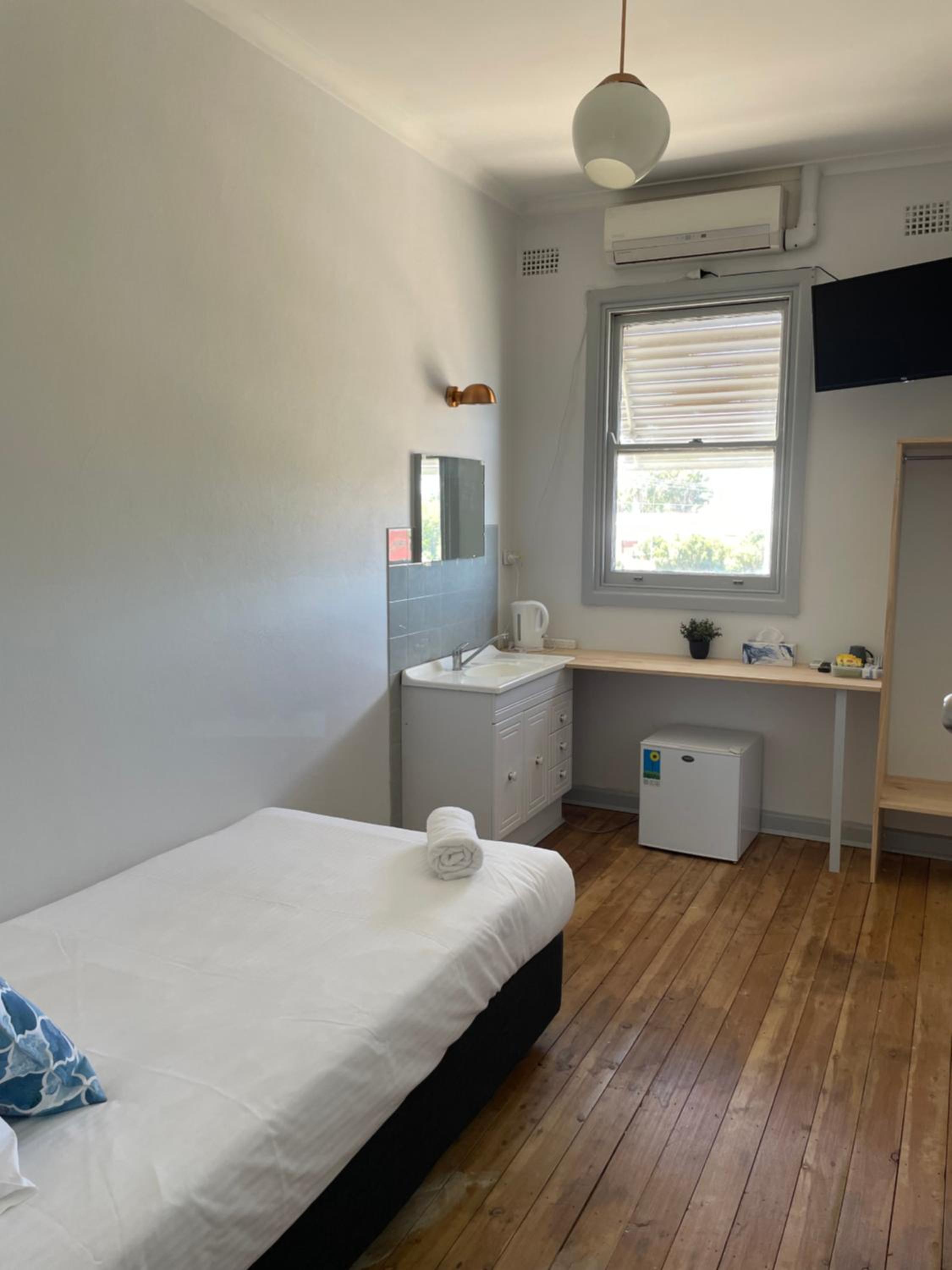 Budget Single Room with Shared Bathroom photo 1