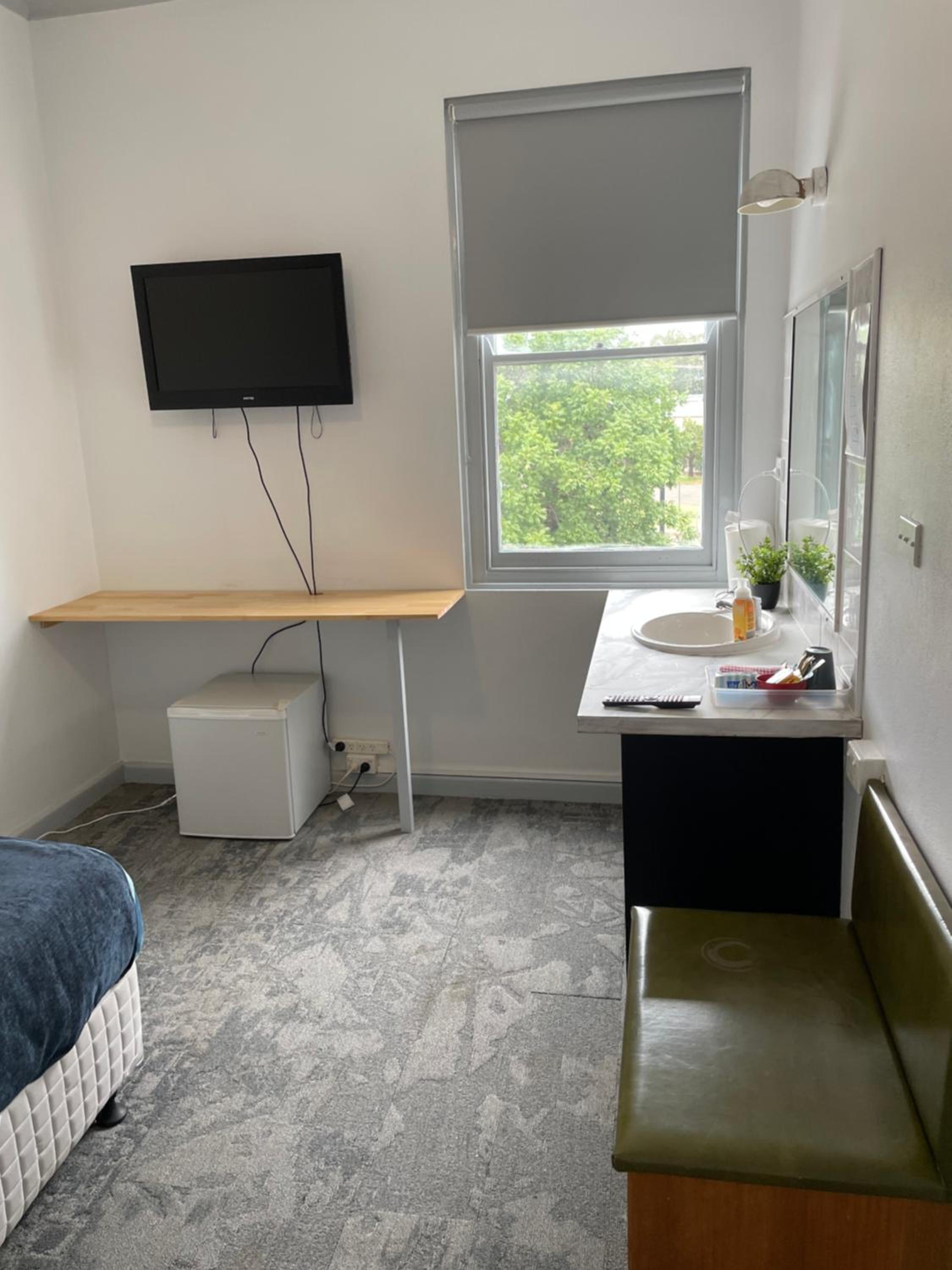 Budget Single Room with Shared Bathroom photo 3