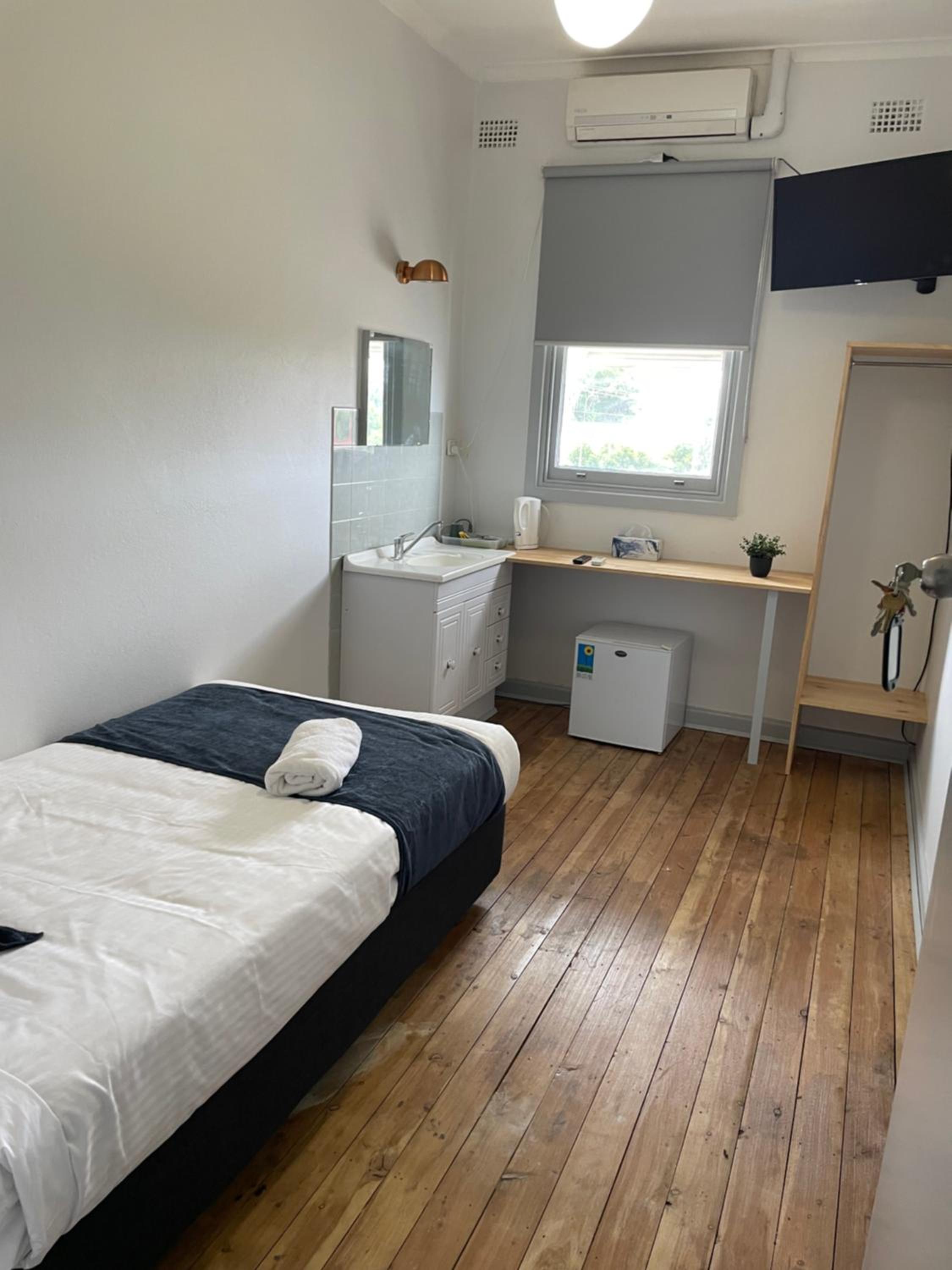 Budget Single Room with Shared Bathroom photo 2