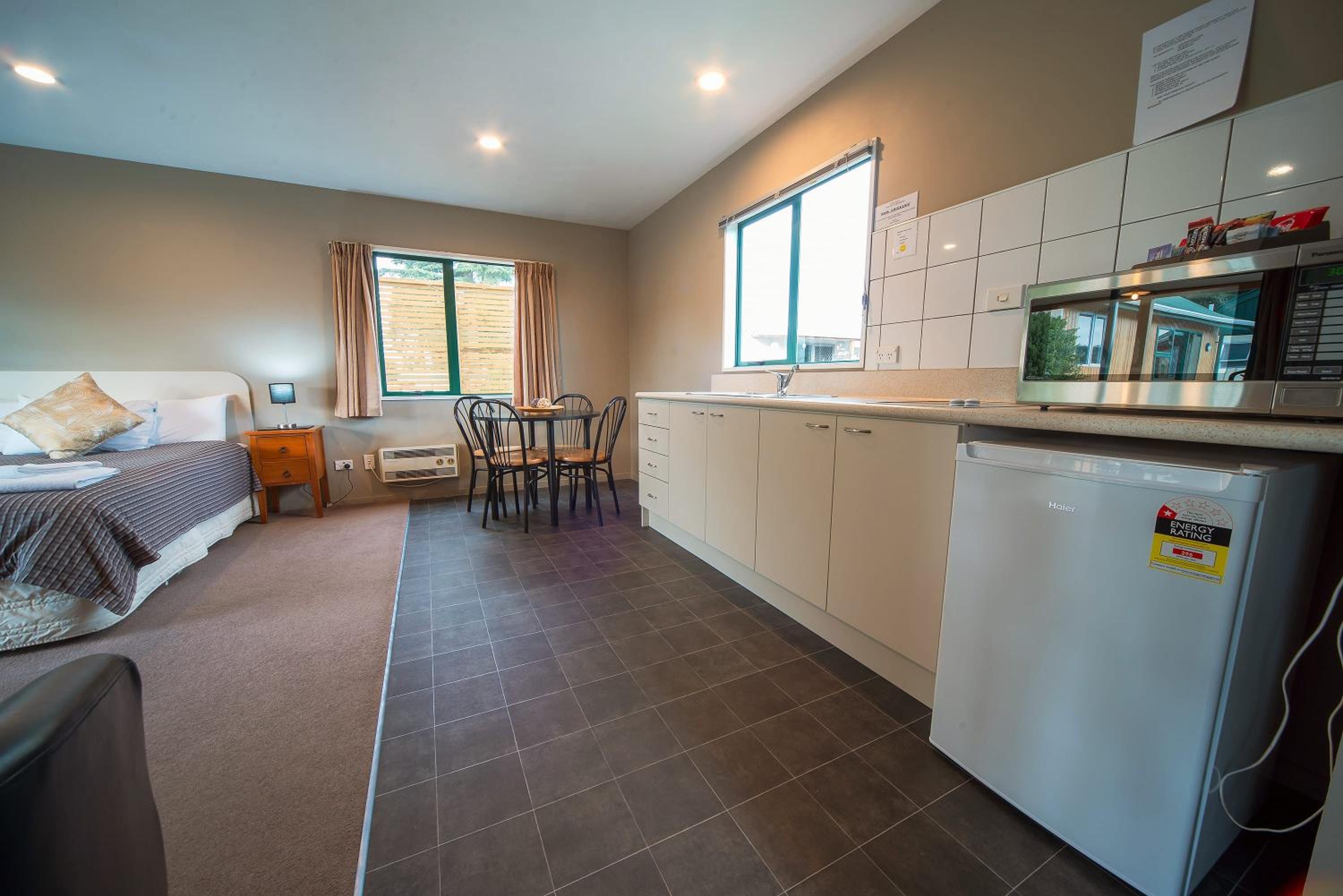 Cedar One-Bedroom Apartment - Photo 3