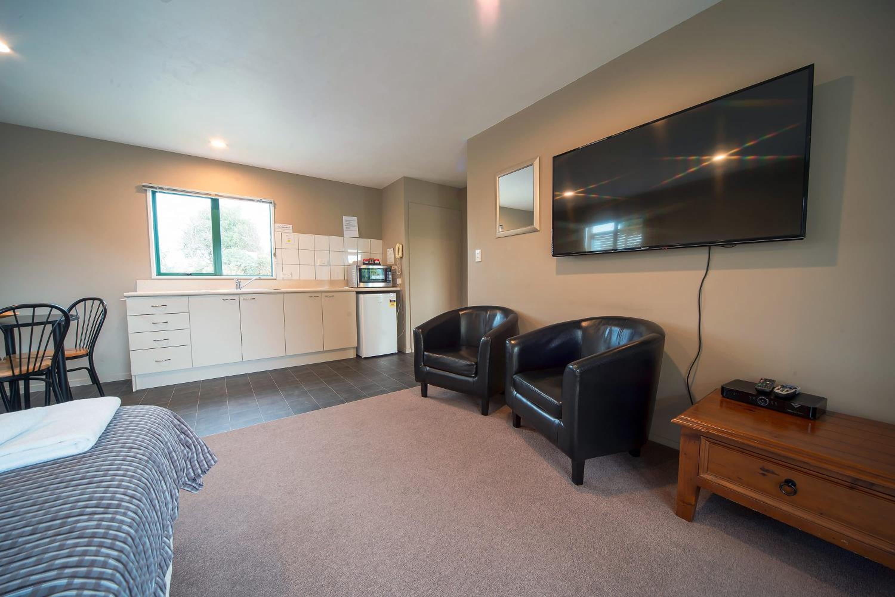 Cedar One-Bedroom Apartment - Photo 4