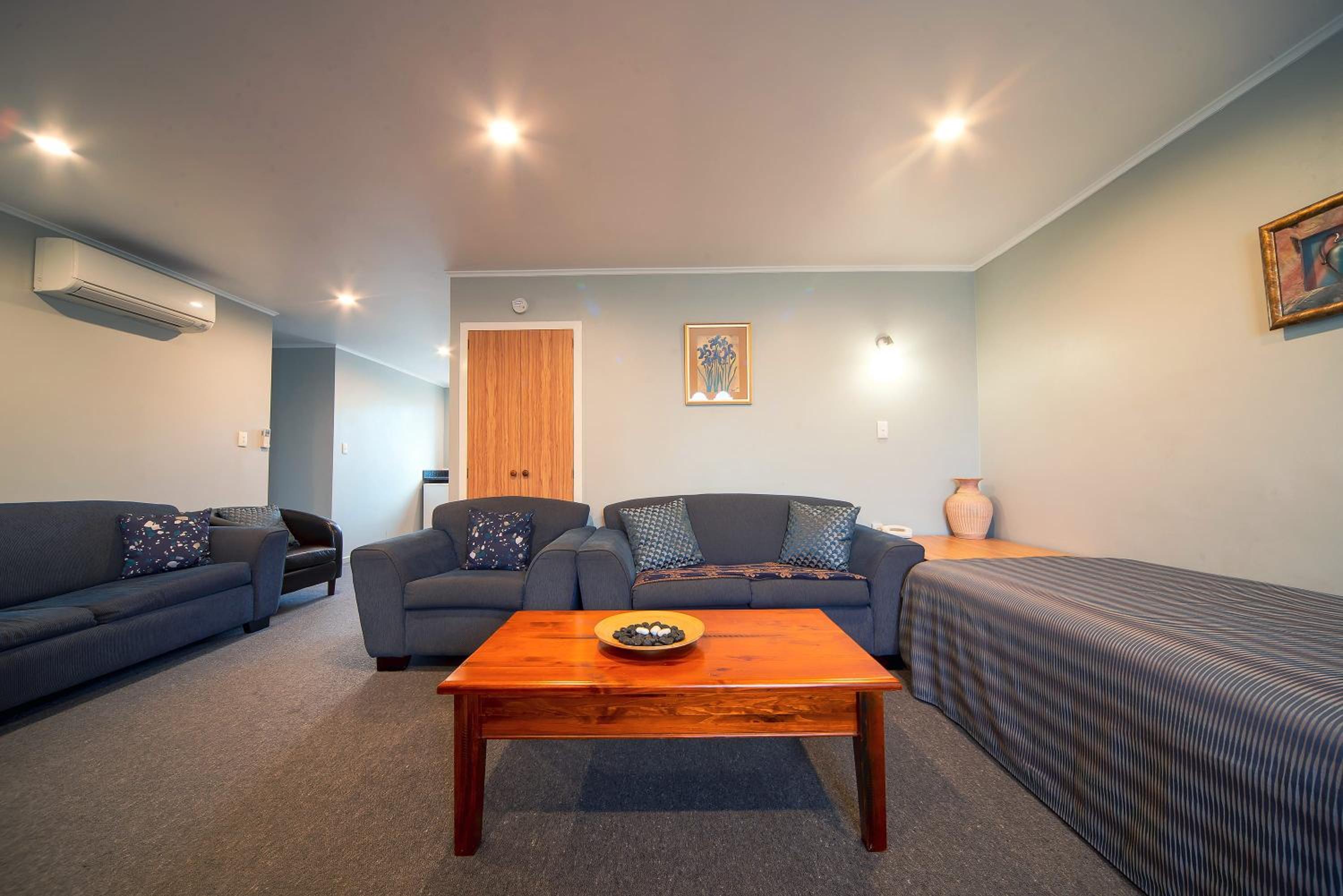 Family Two-Bedroom Apartment - Photo 8