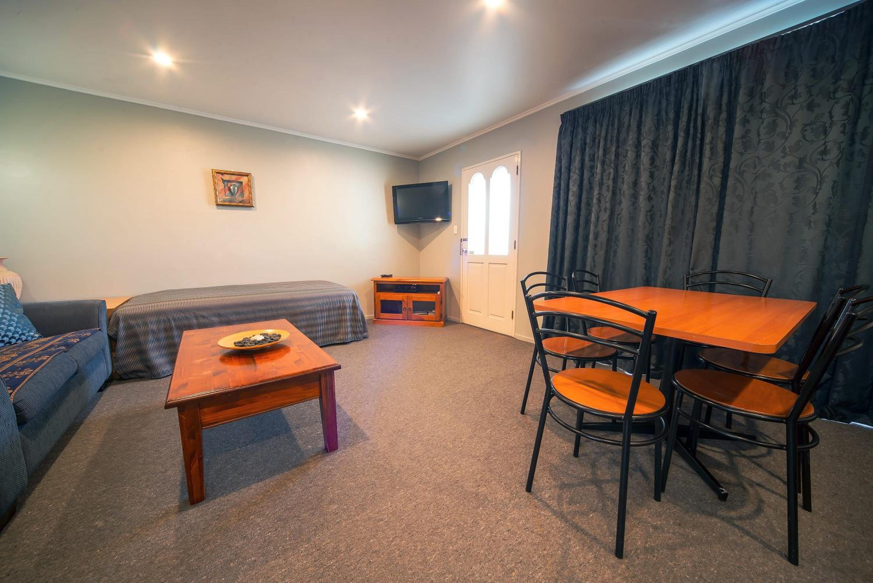 Family Two-Bedroom Apartment - Photo 4