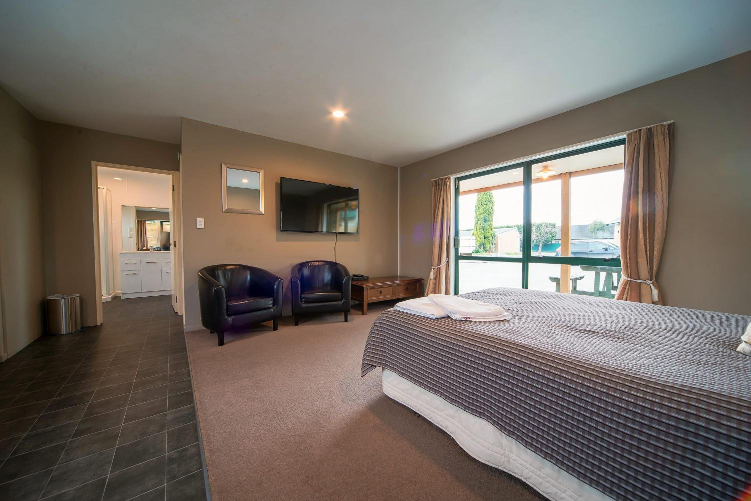 Cedar One-Bedroom Apartment - Photo 6