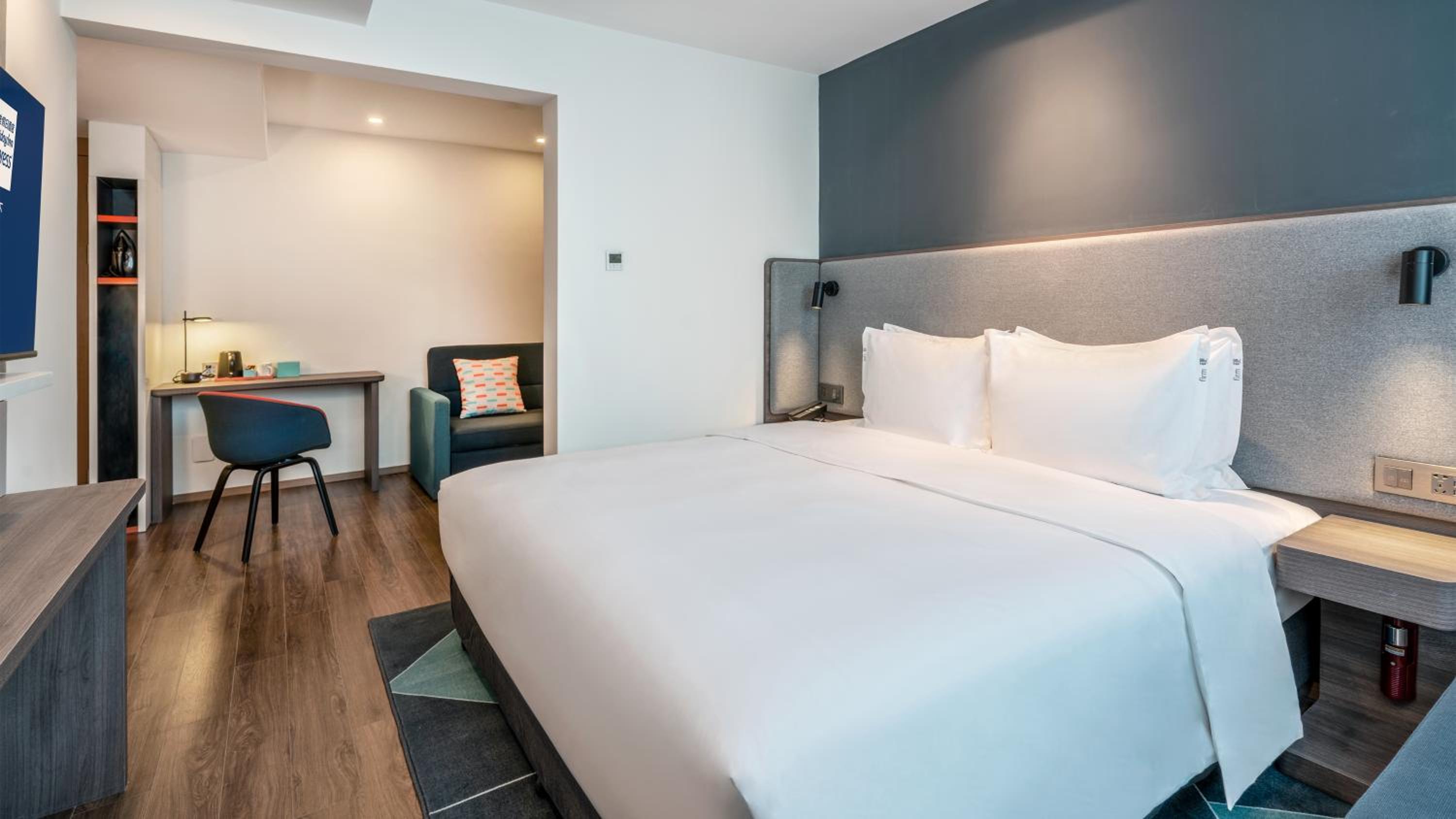 King Suite with One Single Bed - Photo 1