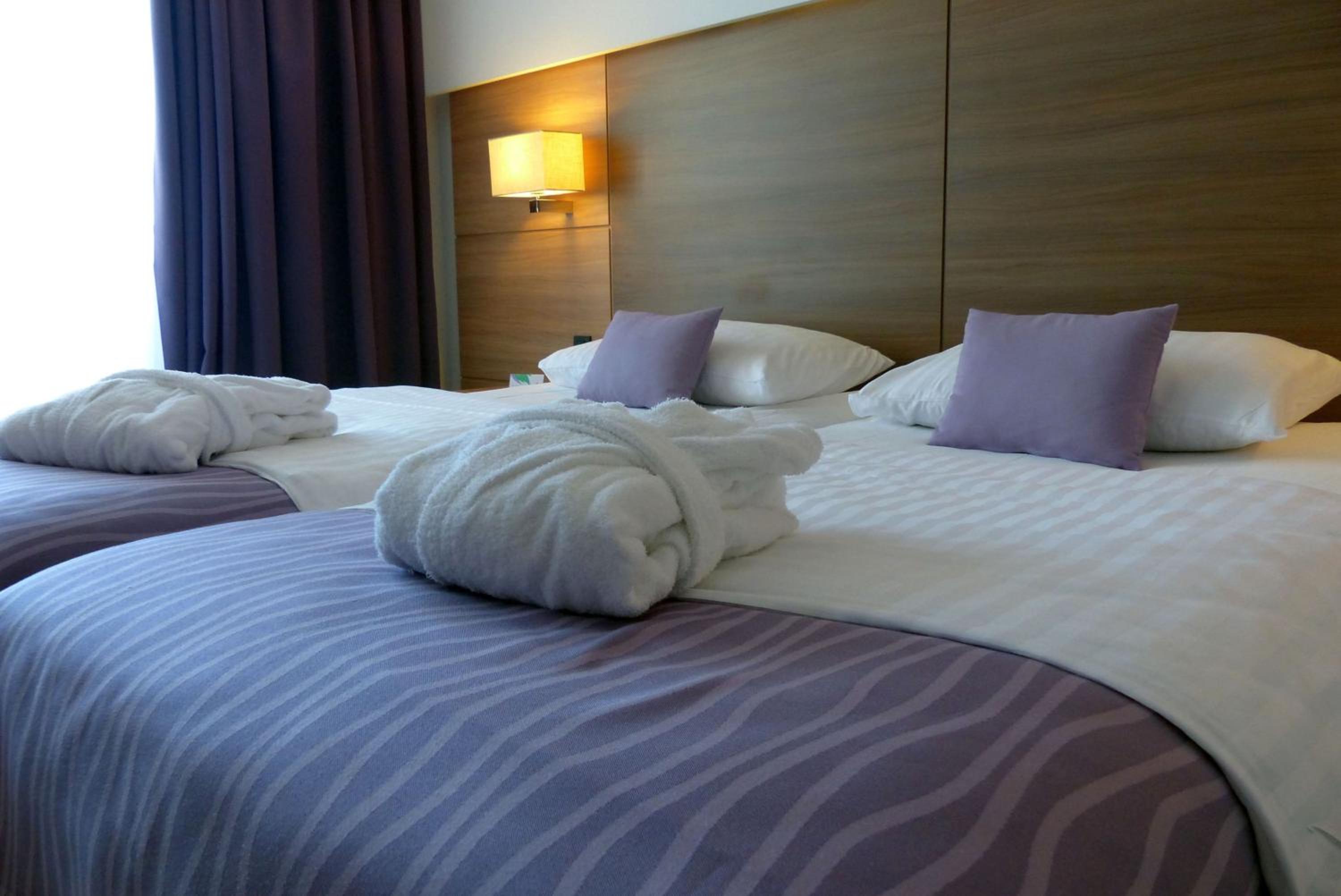 Standard Twin Room with Balcony - Photo 1